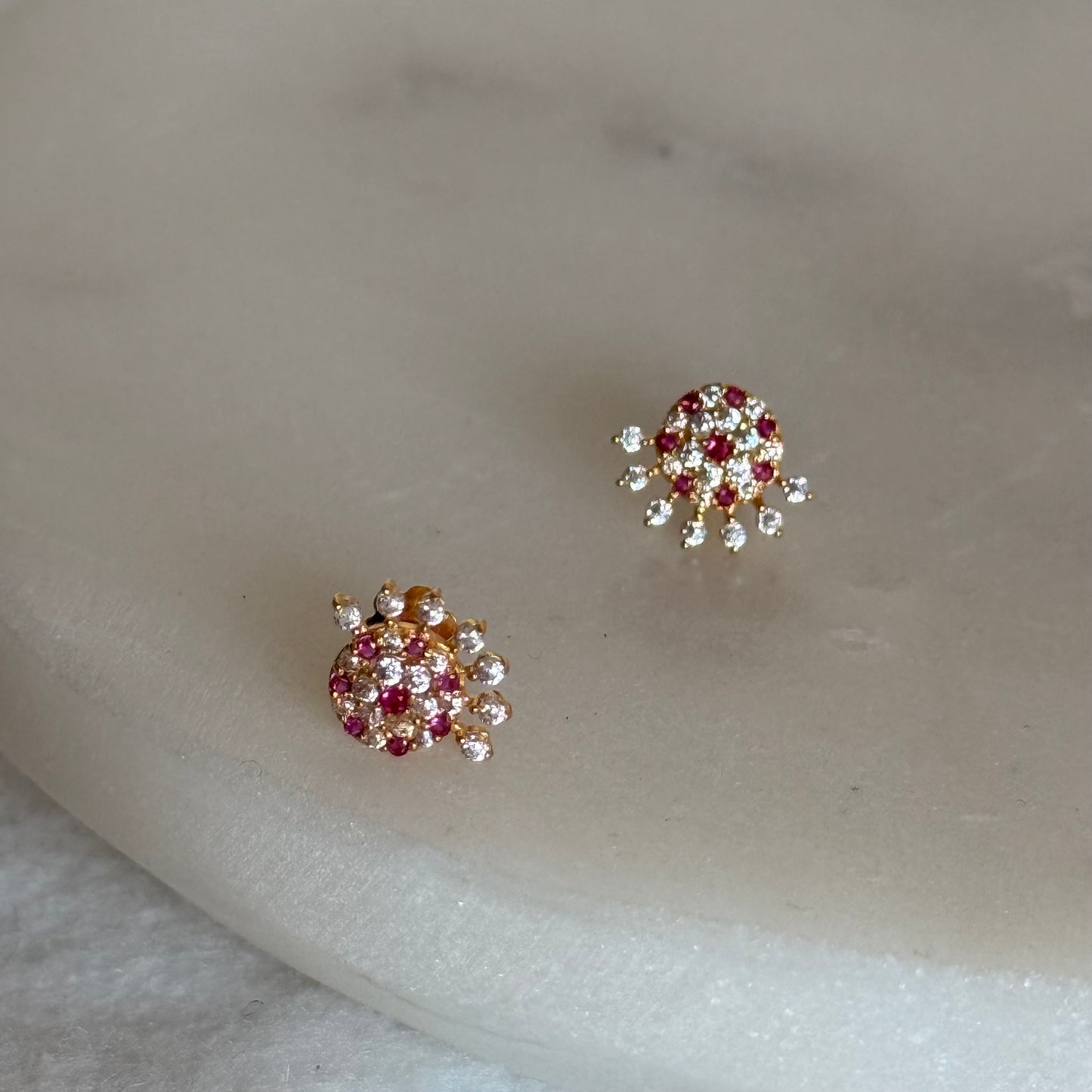Crimson | 18ct gold 9mm stud pair