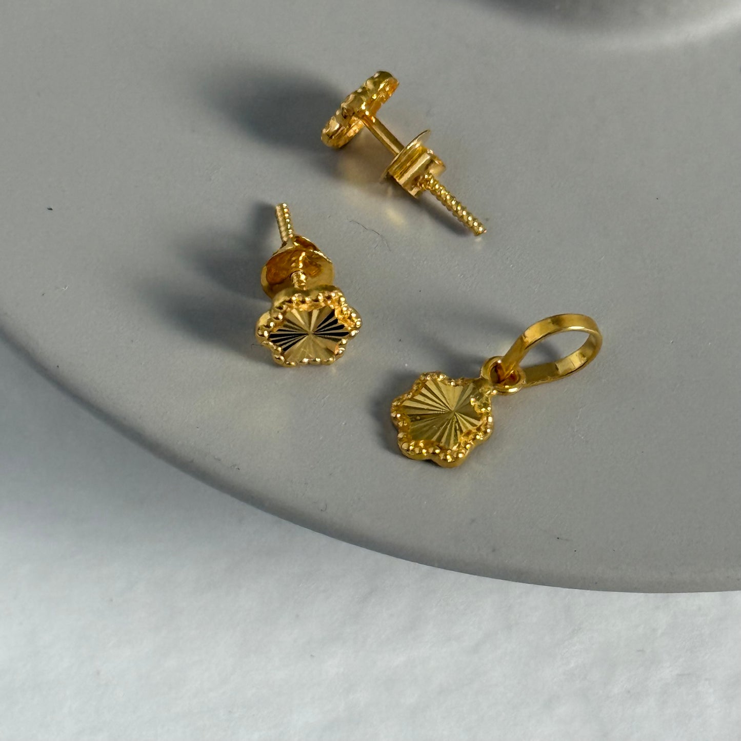 Petite floral pendant and studs (18ct)