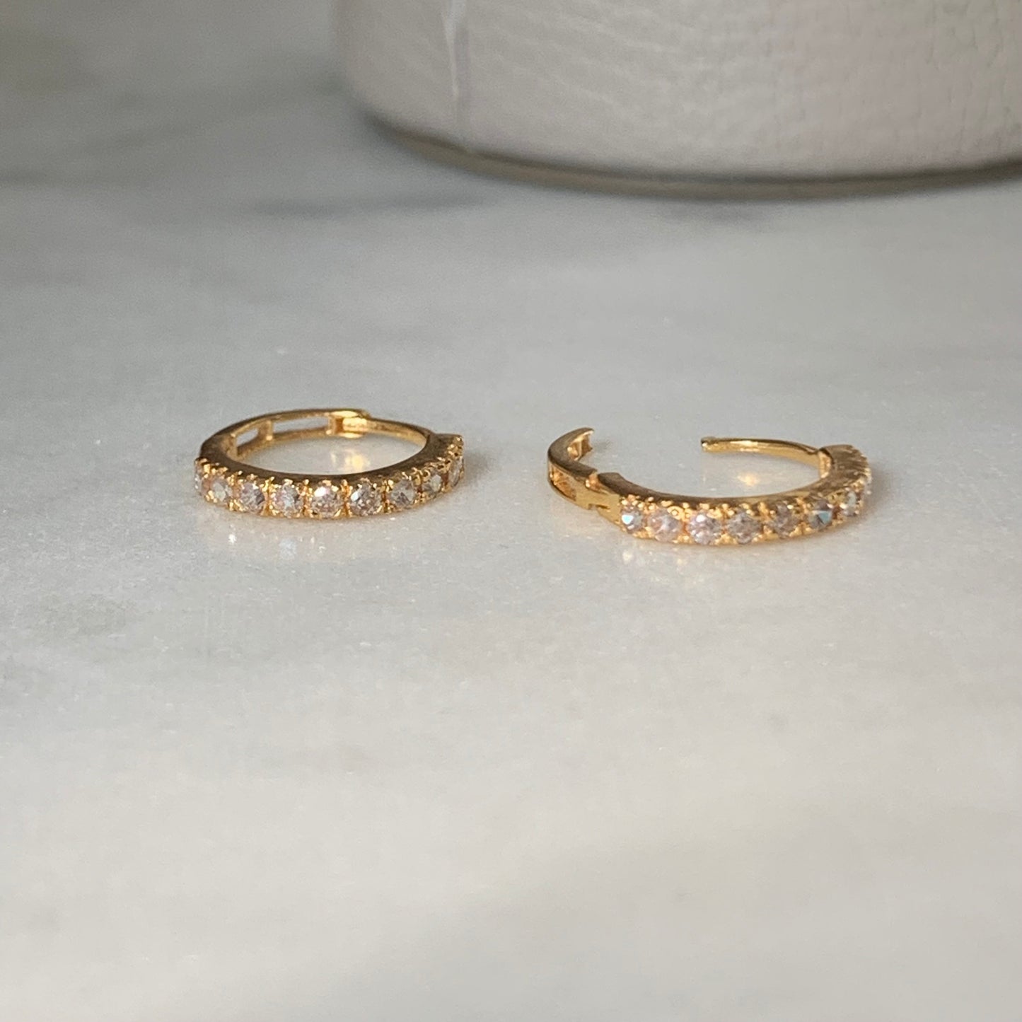 18ct Gold Huggies | 8mm (2)