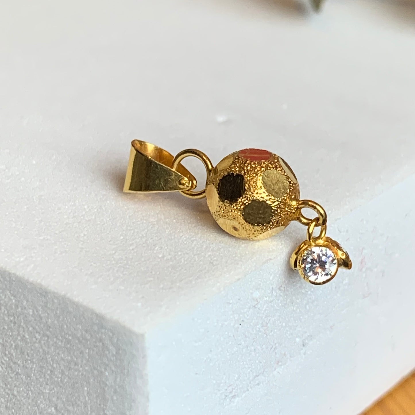 18ct Gold Dangly Pendant