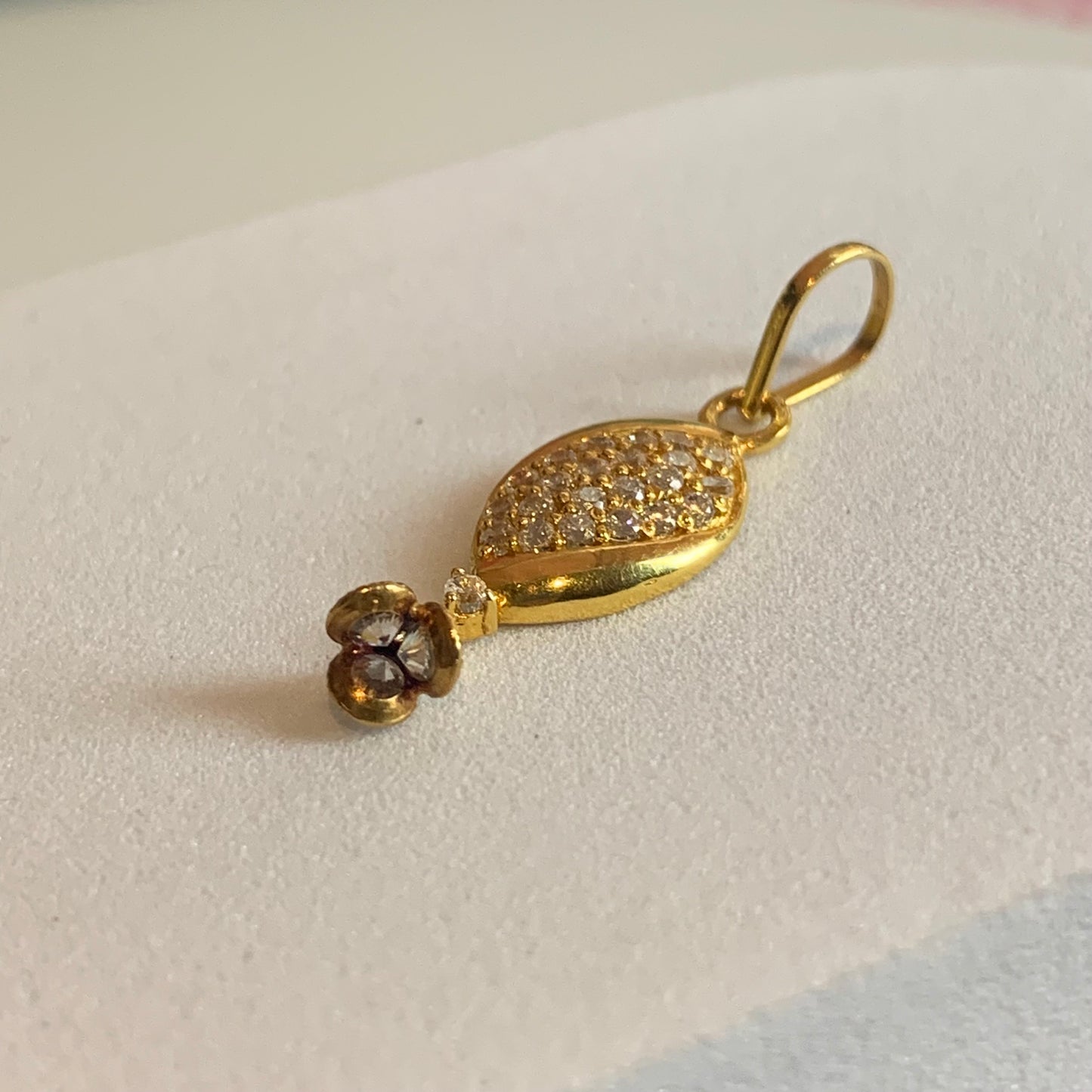 18ct Gold Dangly Pendant