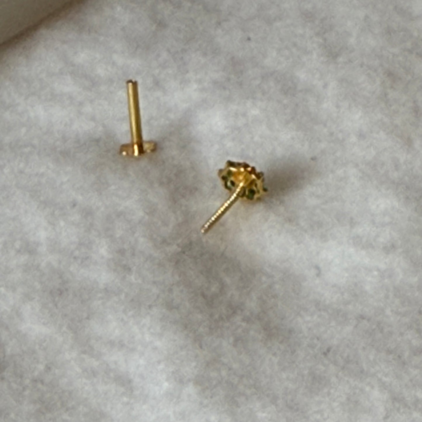 18ct gold single green stud | 4mm