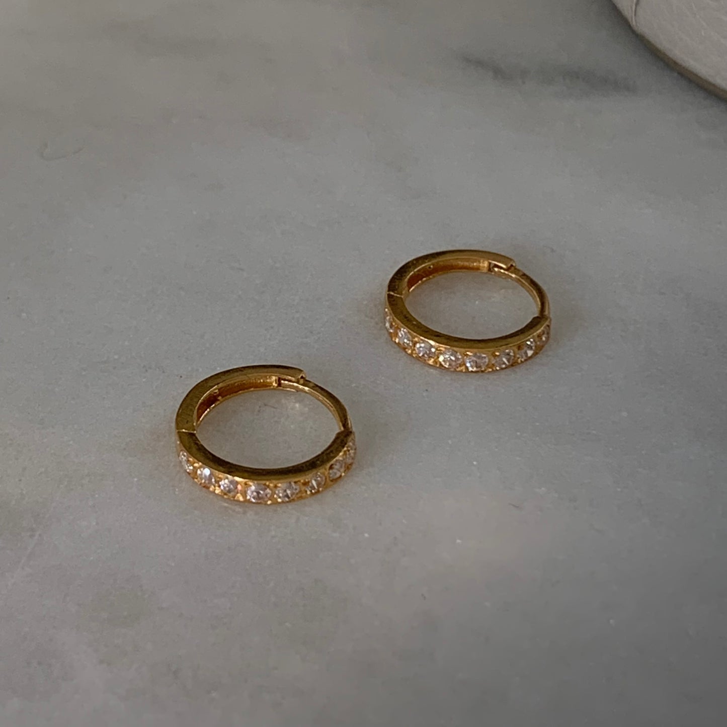 18ct Huggies | 8mm (1)