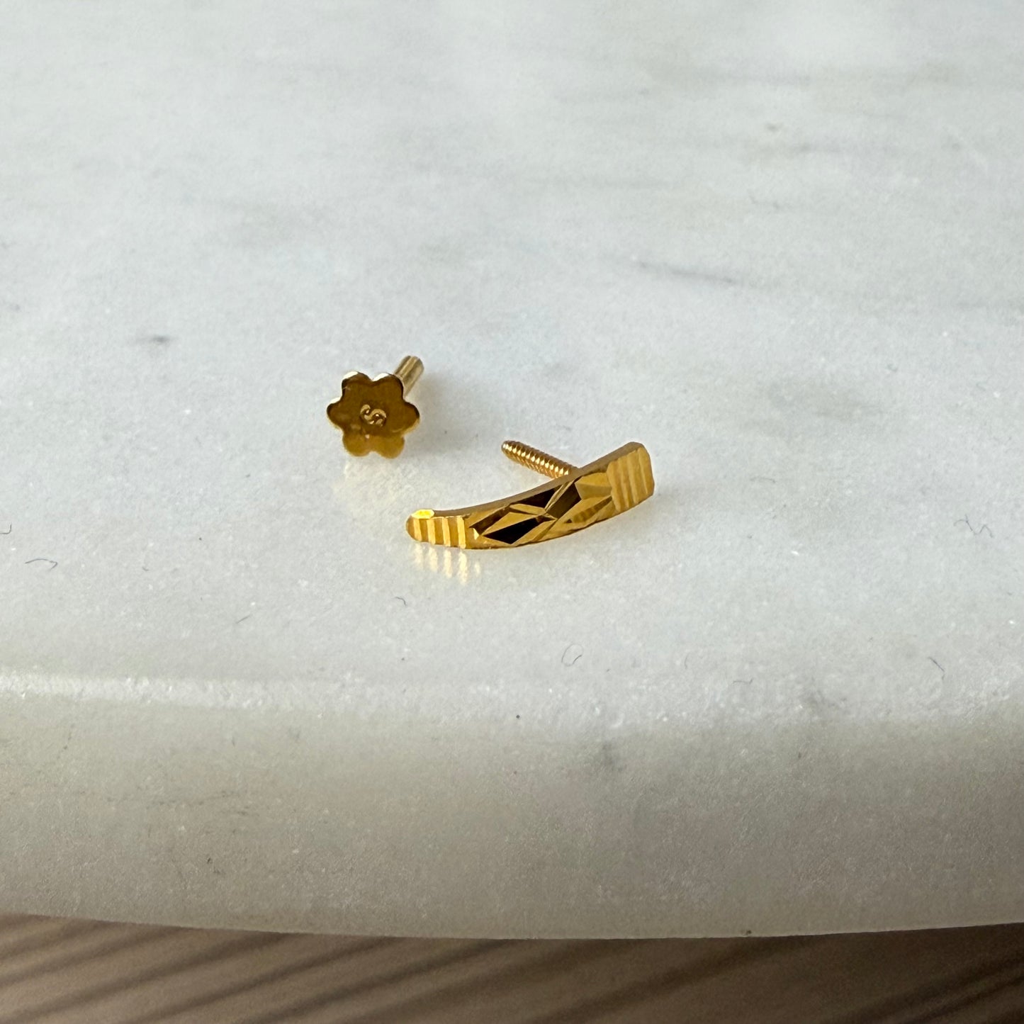 18ct gold nose stud