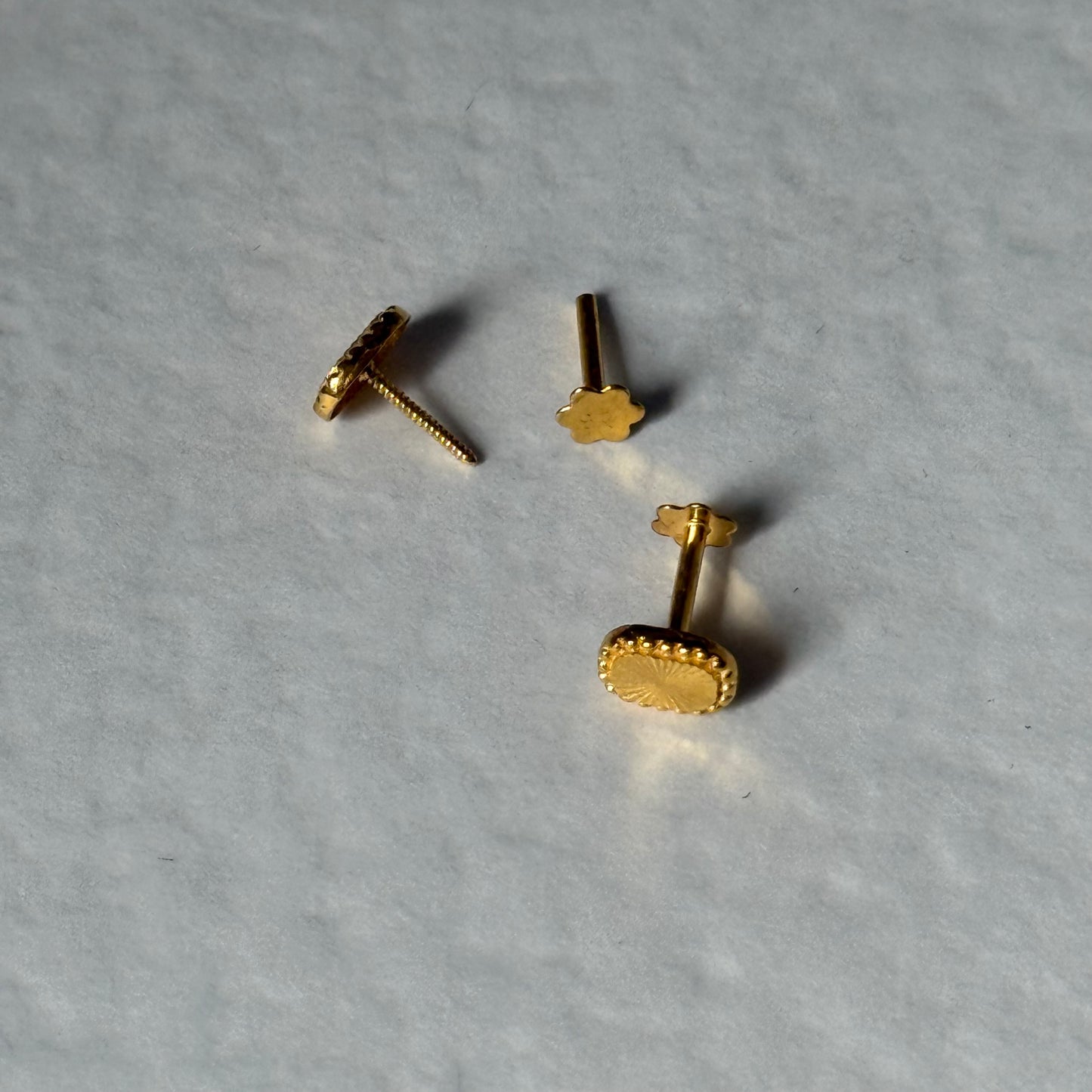 18ct gold biscuit stud pair