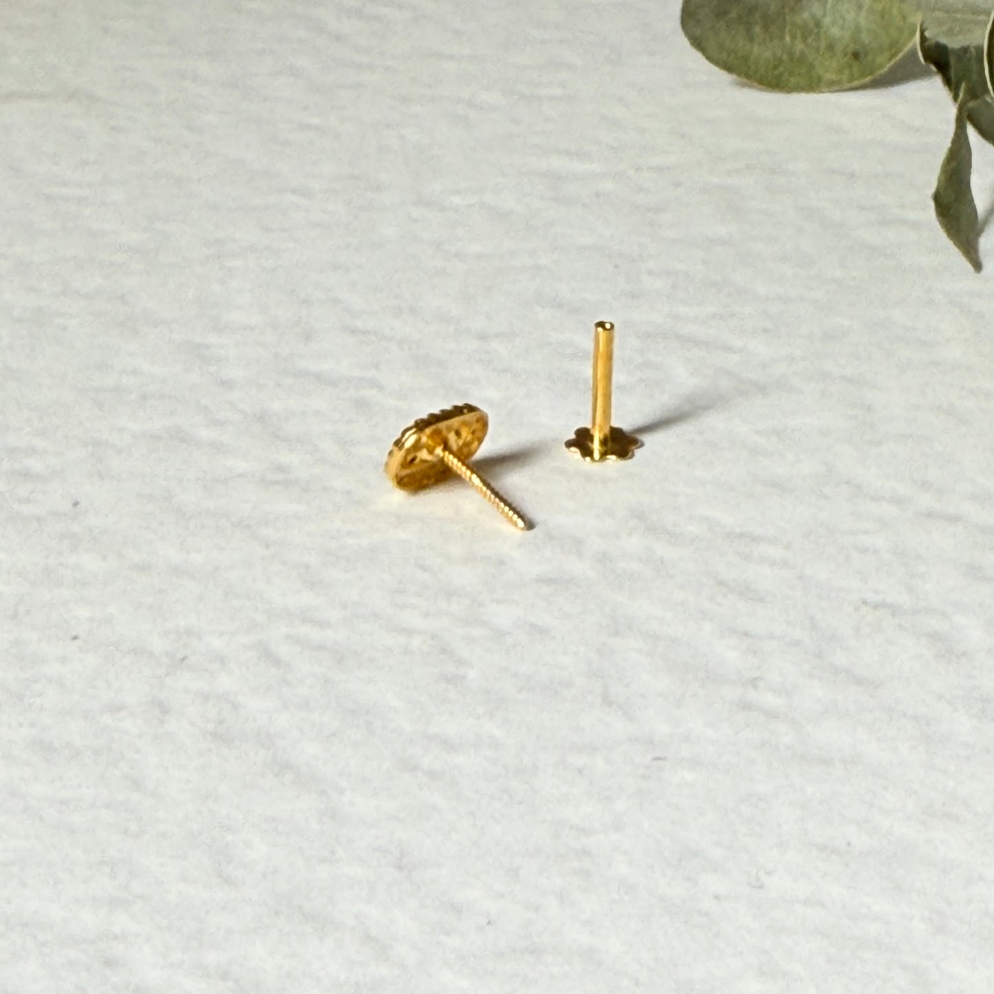 18ct gold biscuit stud single piece