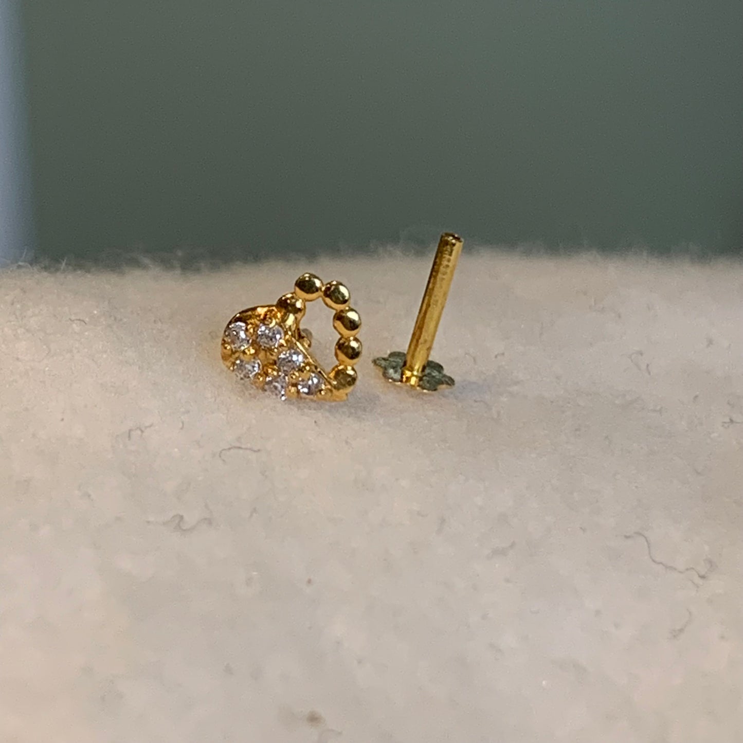18ct gold heart stud