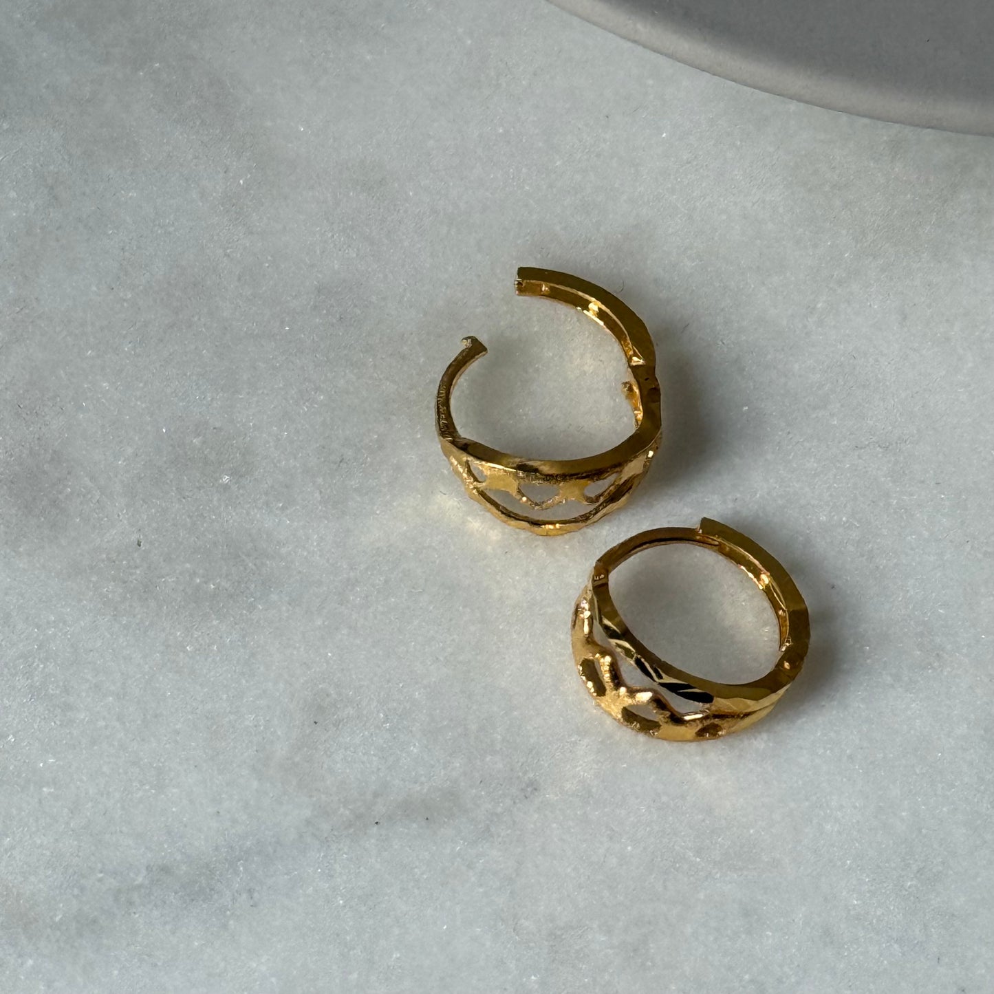 18ct gold carved Huggies | 8mm