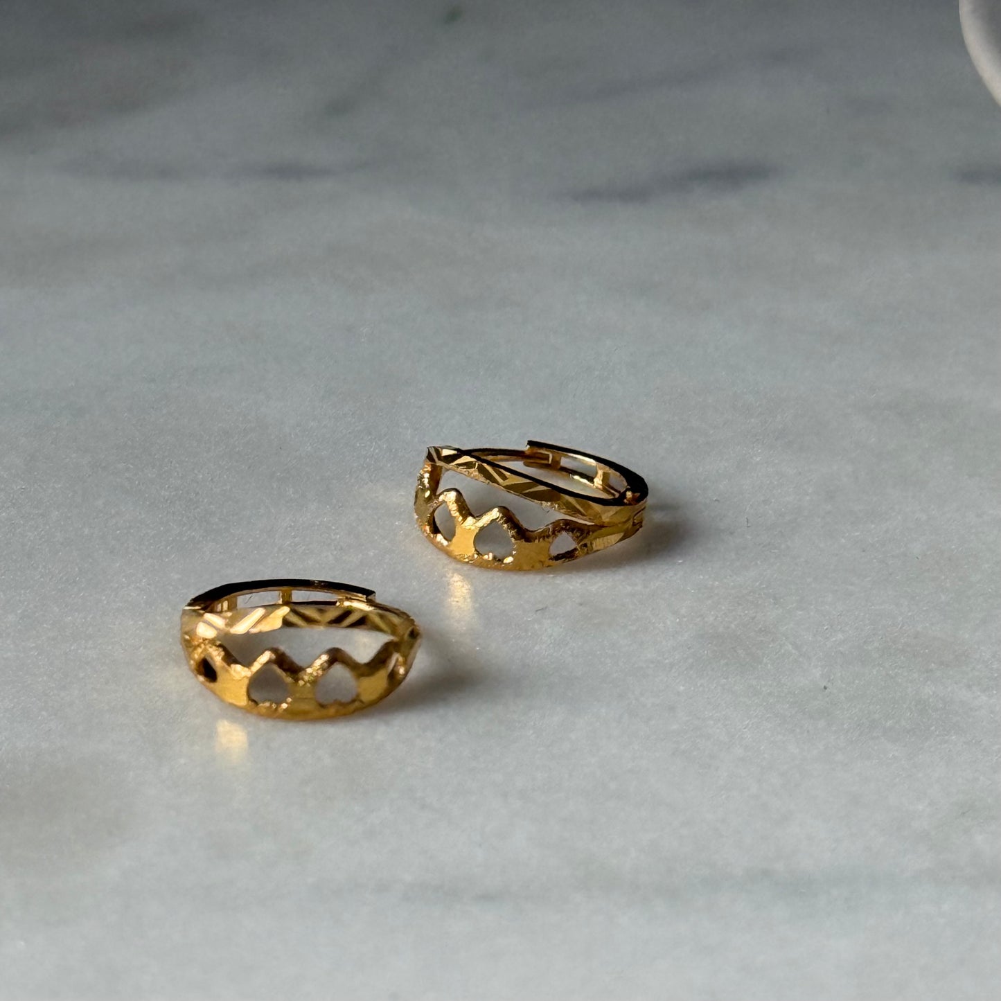 18ct gold carved Huggies | 8mm