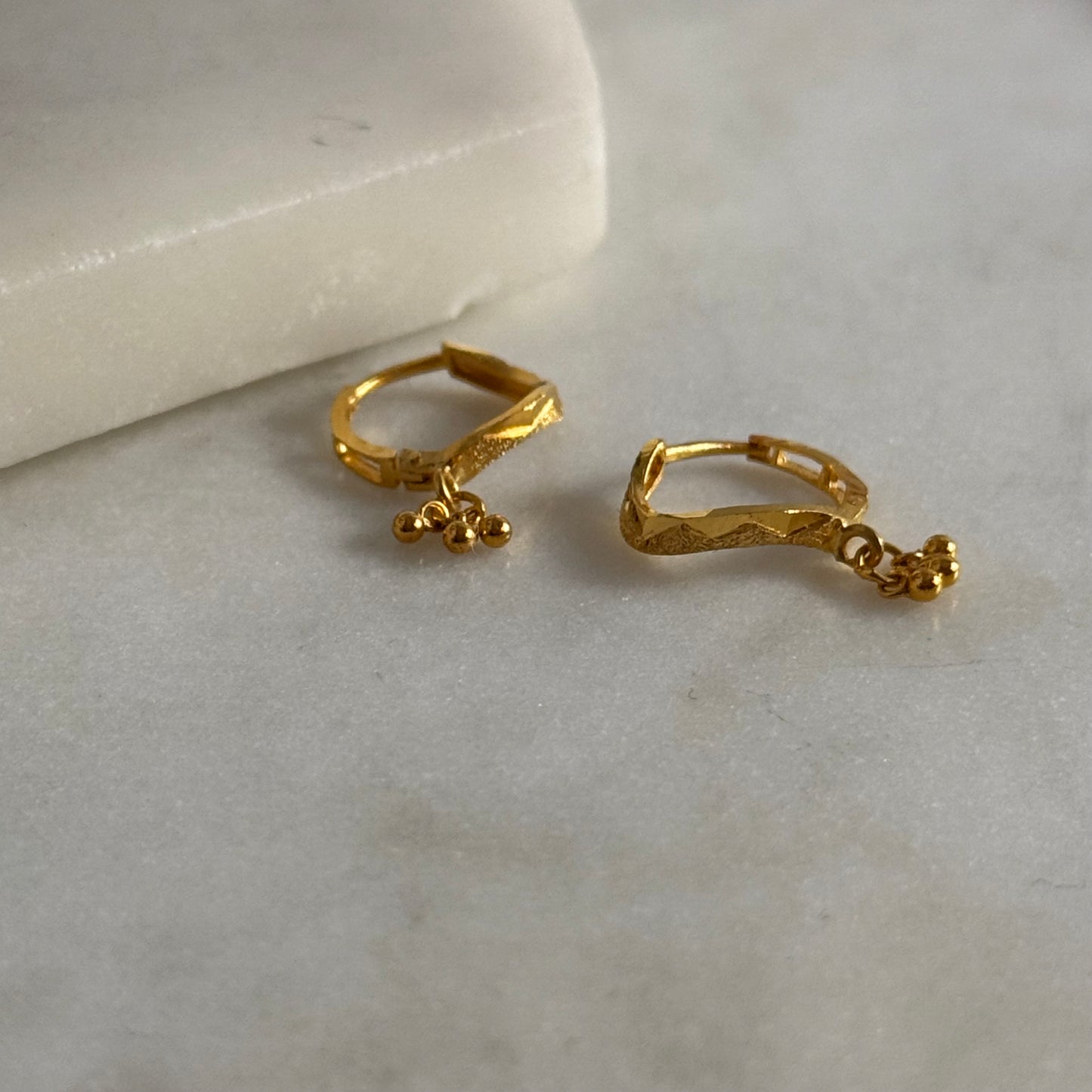 18ct Wave Huggies | 9mm