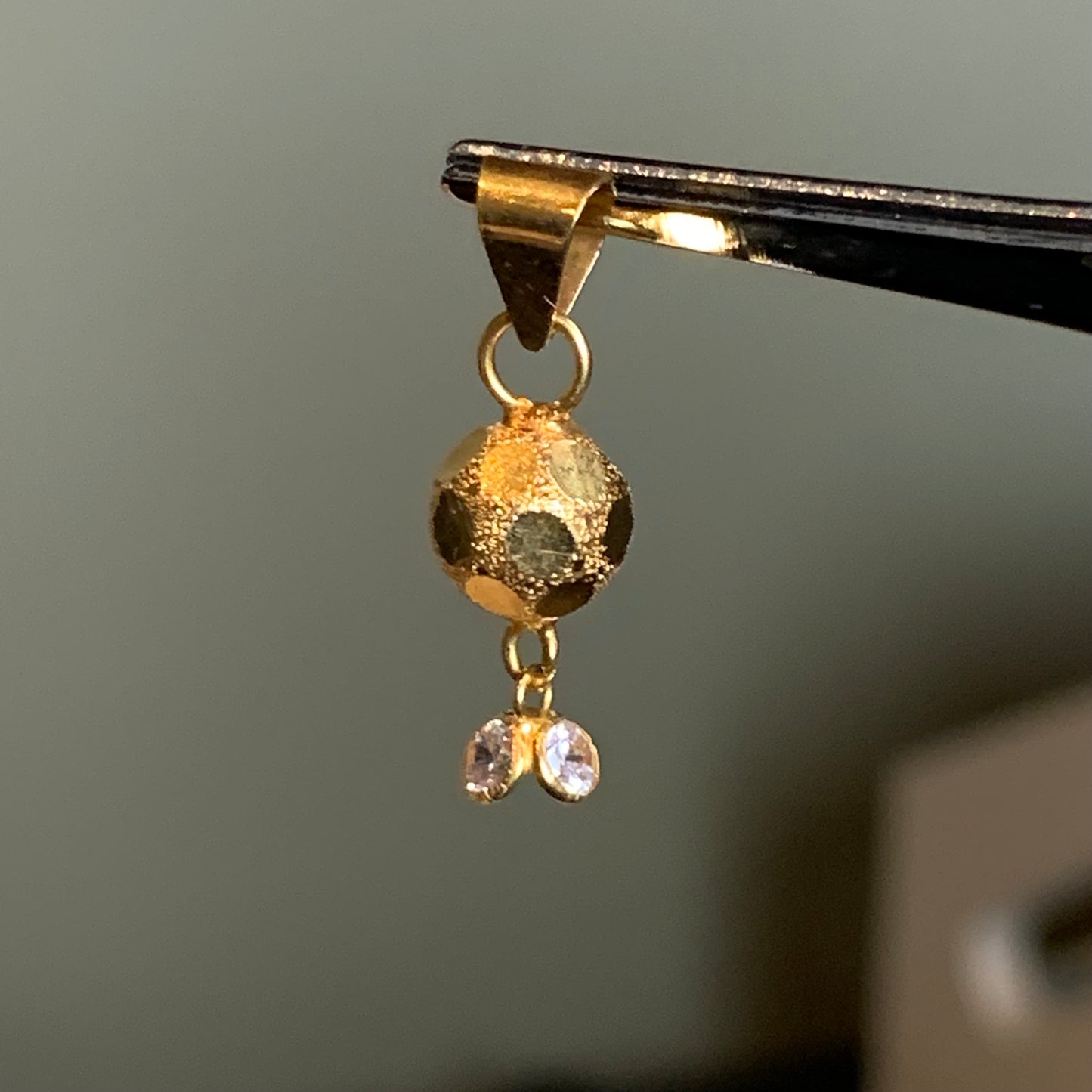 18ct Gold Dangly Pendant