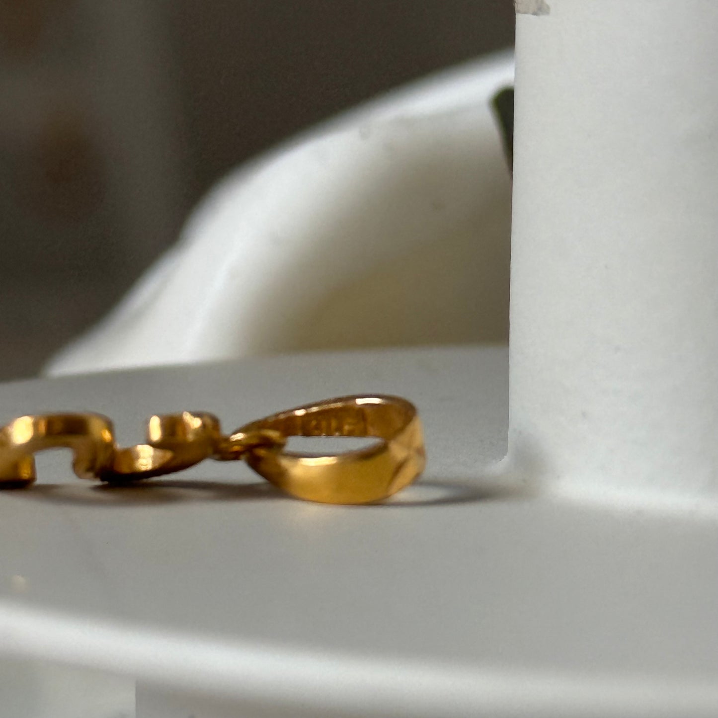 Pre-loved 22ct gold S pendant