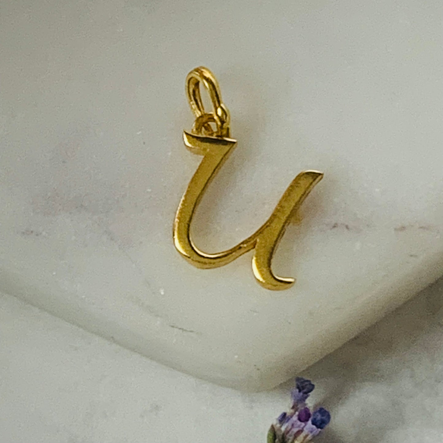 22ct Gold ‘u’ pendant