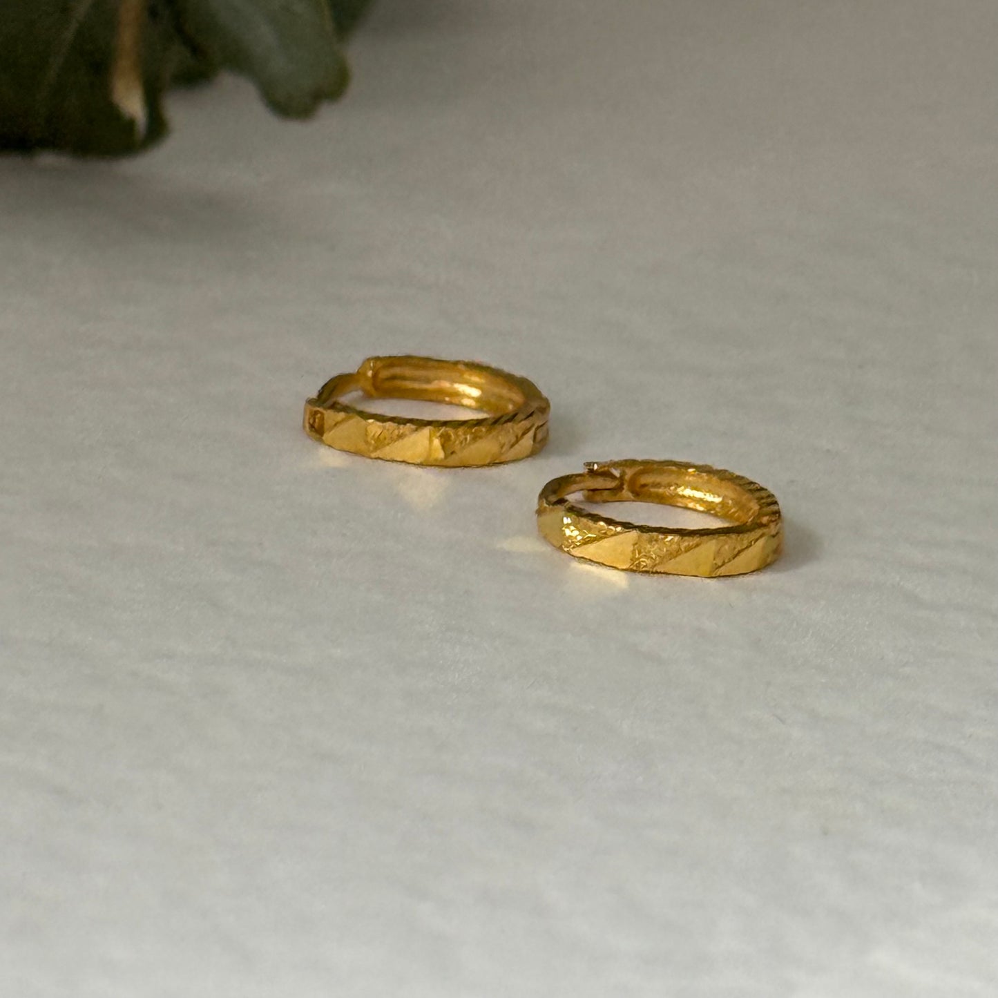 18ct gold Huggies pair | 7mm