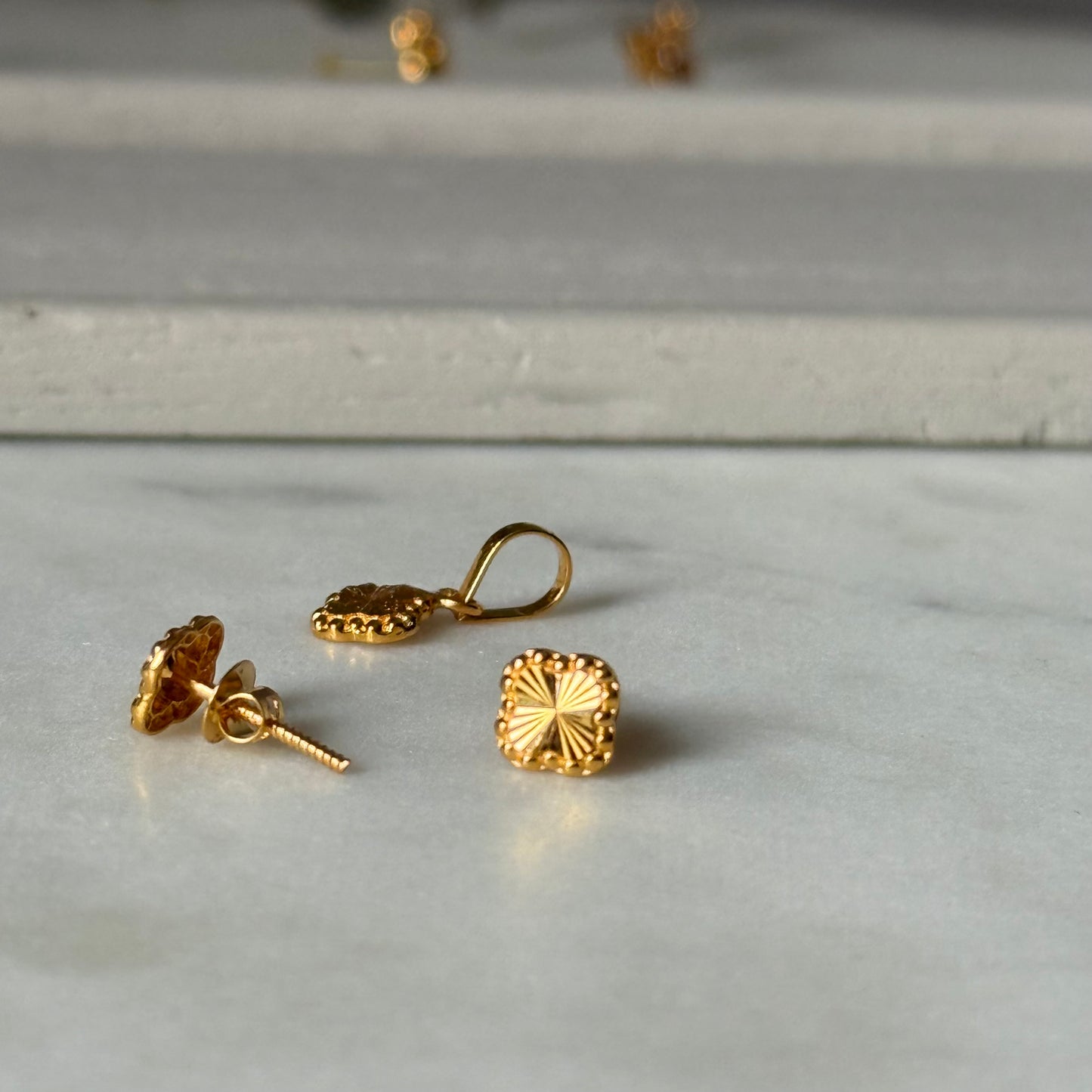 Petite Clover pendant and studs (18ct)
