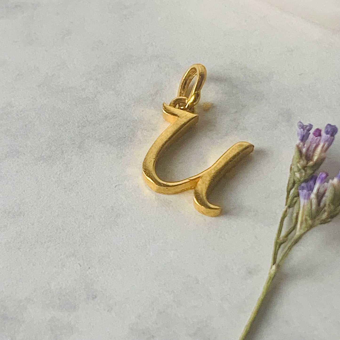 22ct Gold ‘u’ pendant