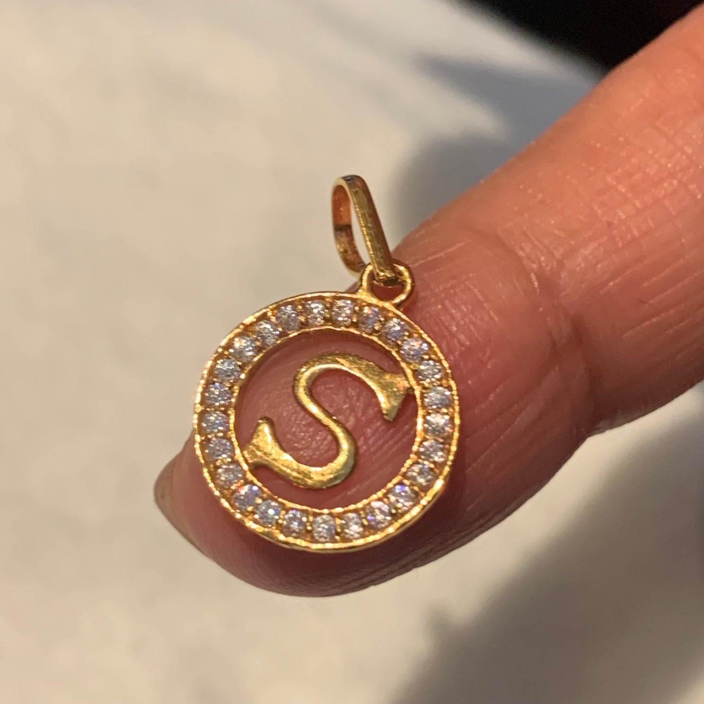 18ct gold ‘S’ pendant
