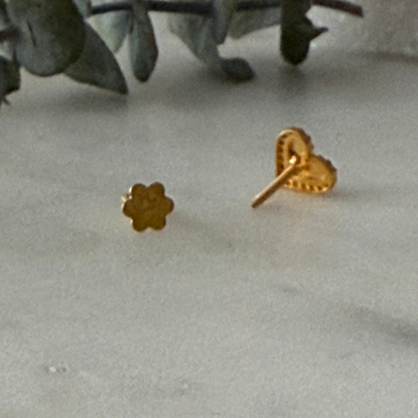 18ct gold single heart stud