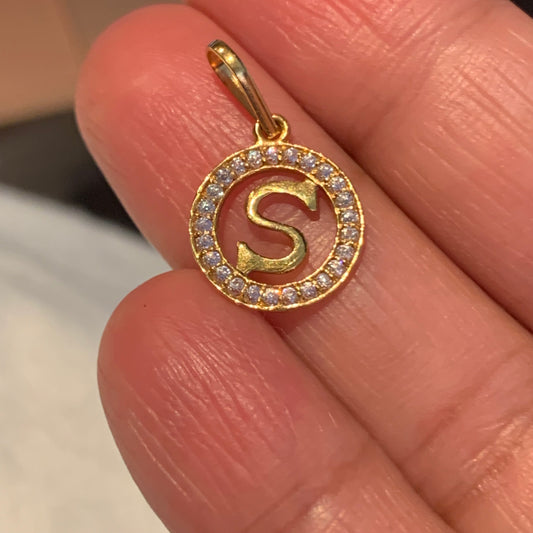 18ct gold ‘S’ pendant