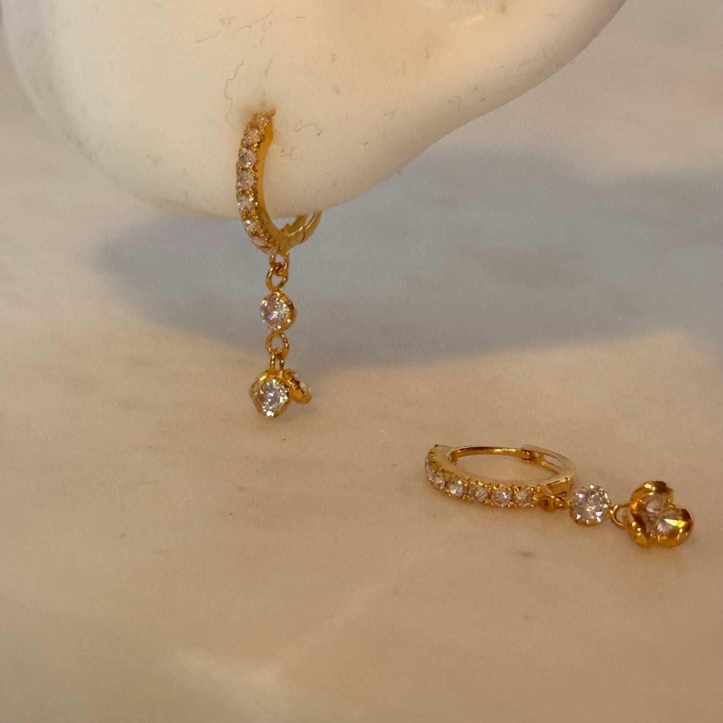 Droplet | 18ct gold dangly hoop, 7mm