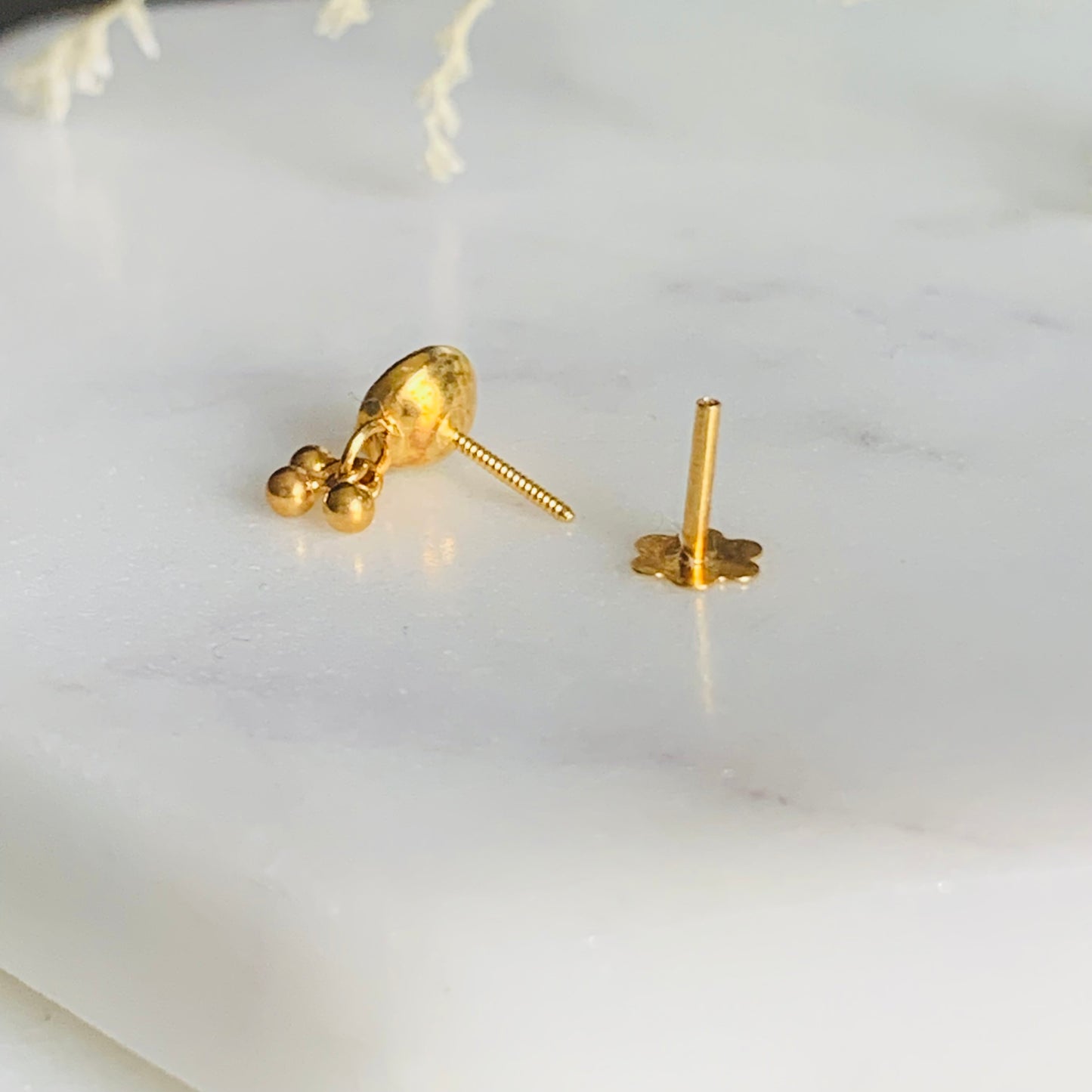 18ct Gold Single Dangly Stud