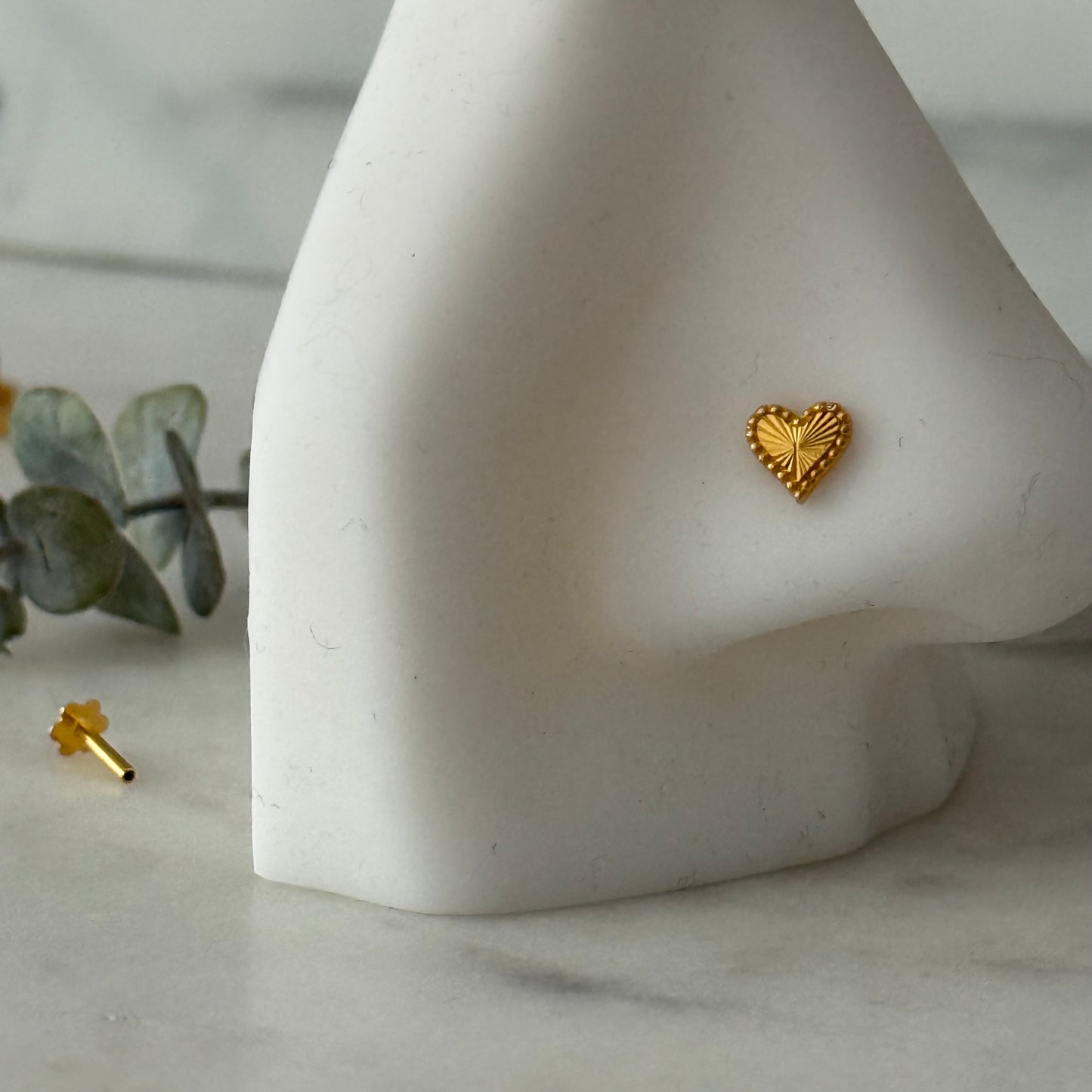 18ct gold single heart stud