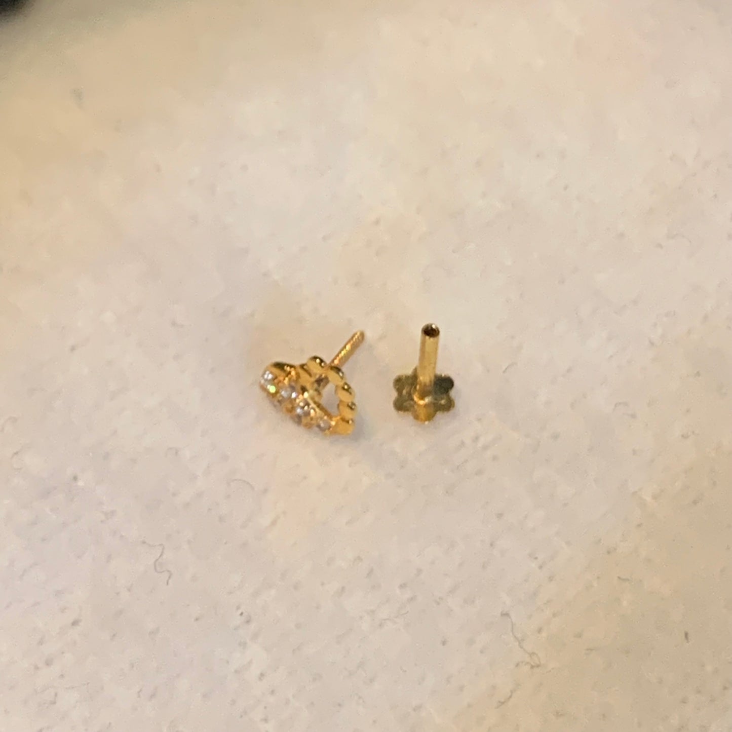 18ct gold heart stud