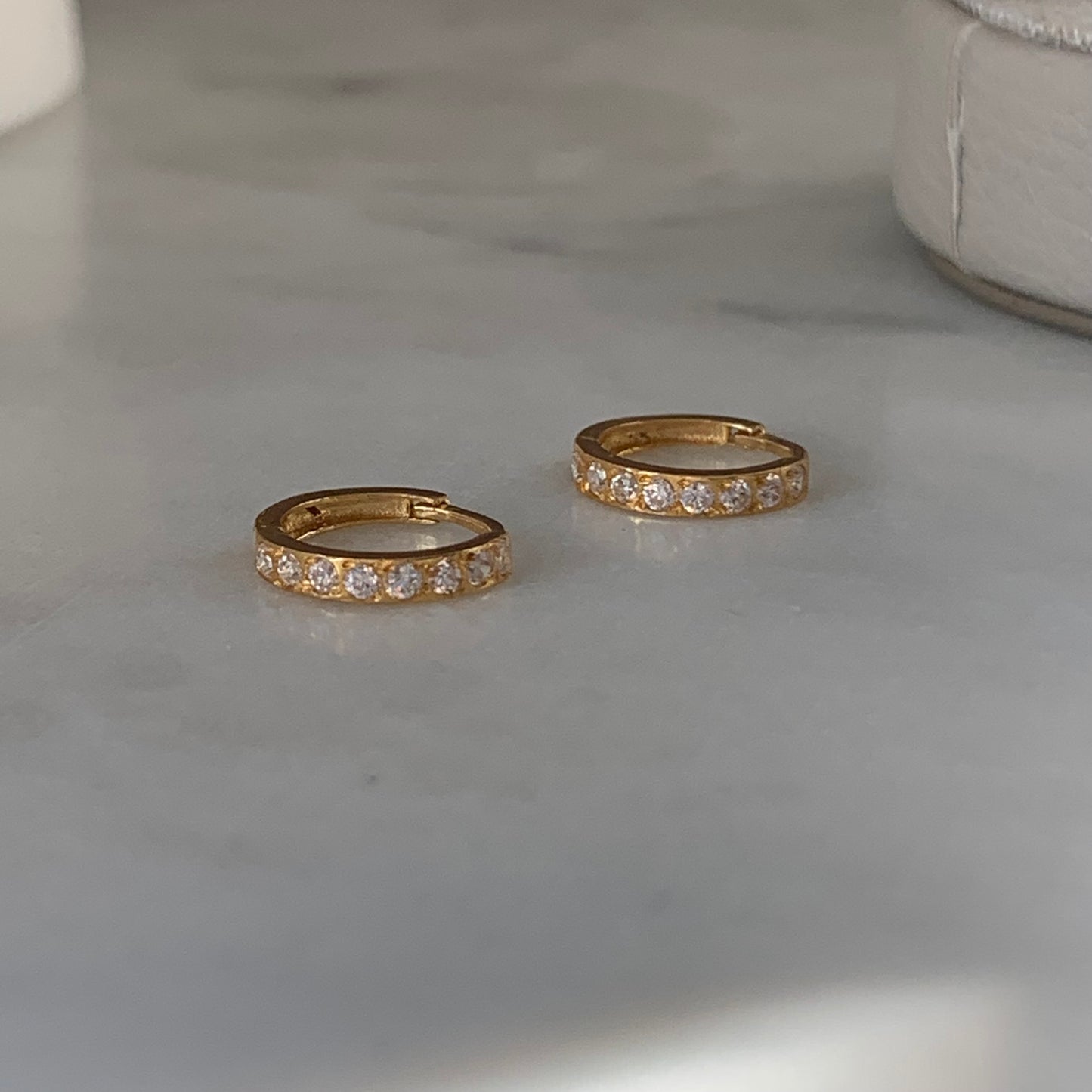 18ct Huggies | 8mm (1)