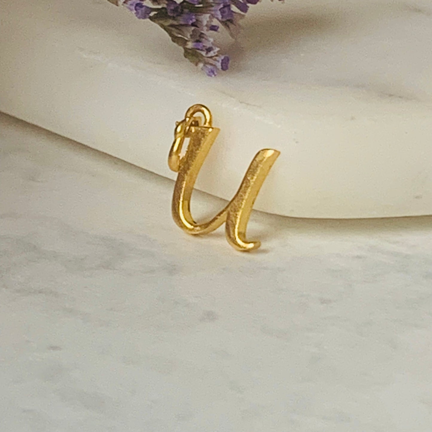 22ct Gold ‘u’ pendant