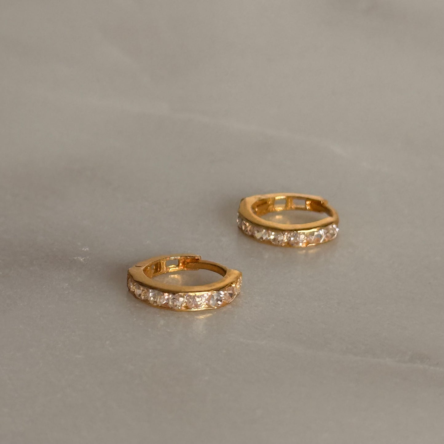 Hanna, 18ct gold Huggies | 7mm