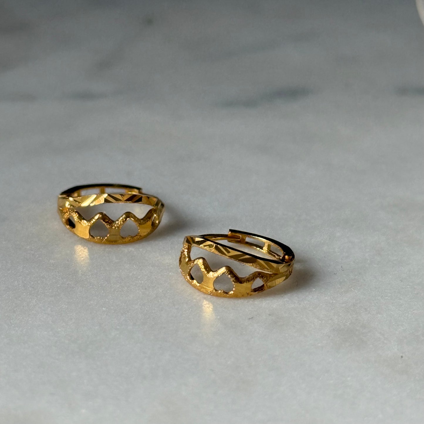 18ct gold carved Huggies | 8mm