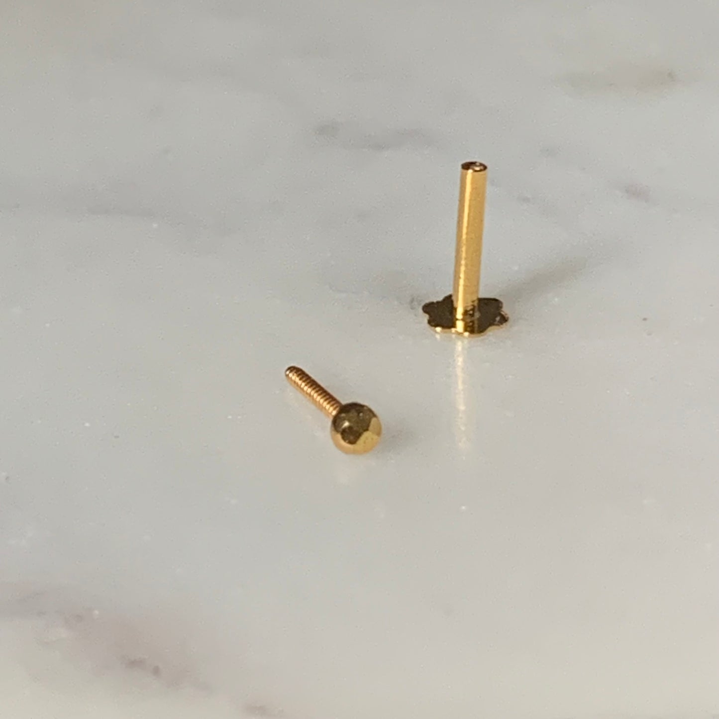 18ct gold stud | 2mm