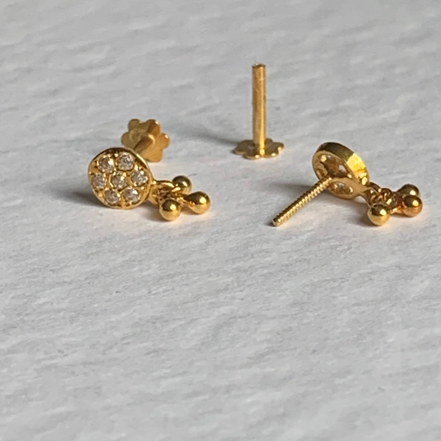 18ct Gold Dangly Stud Pair | xxs