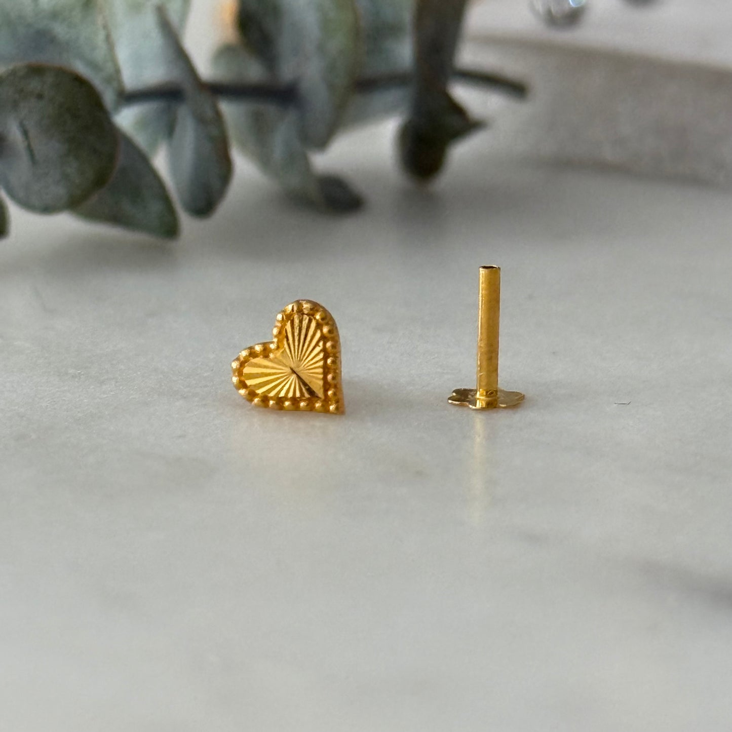 18ct gold single heart stud