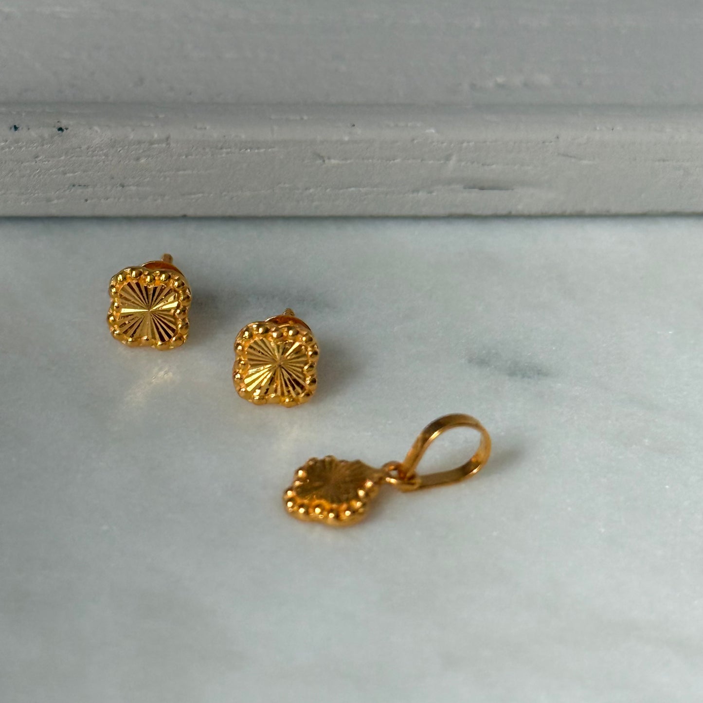 Petite Clover pendant and studs (18ct)