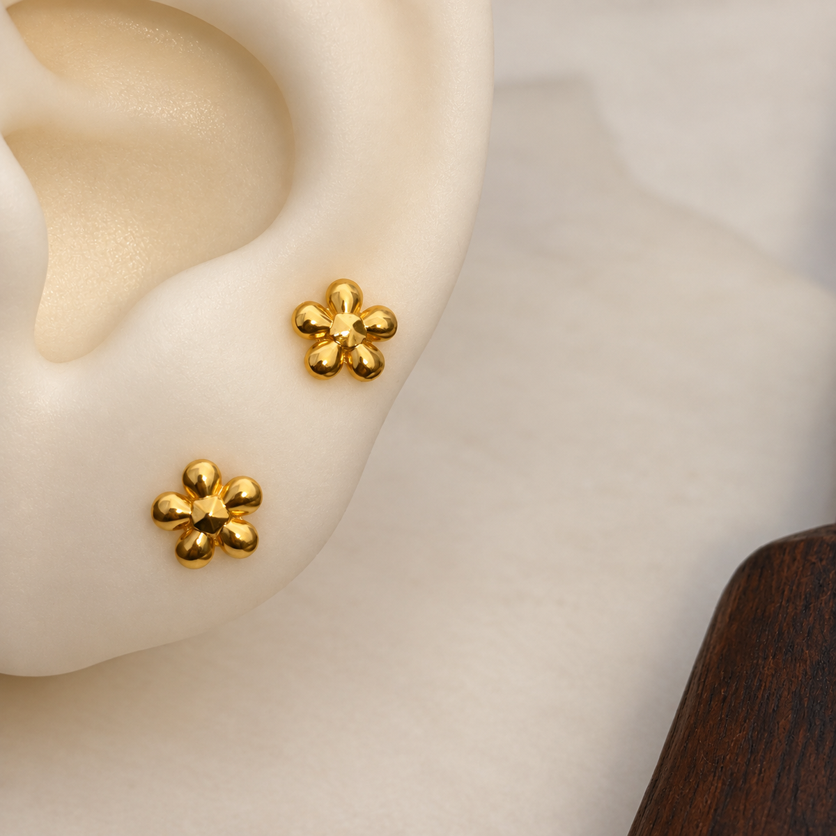 Belle, 18ct Gold Floral stud | 6mm
