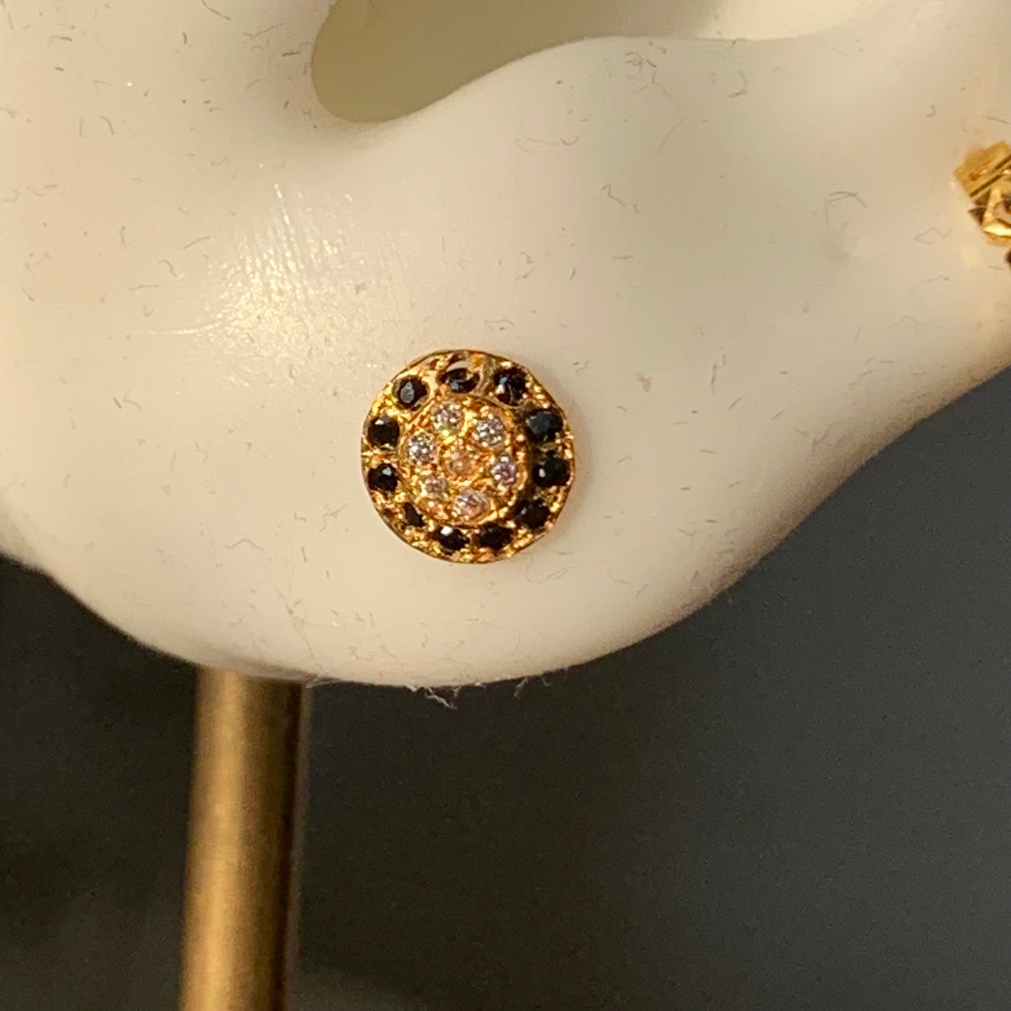 18ct Gold 7mm Stud Pair (black/clear cz)