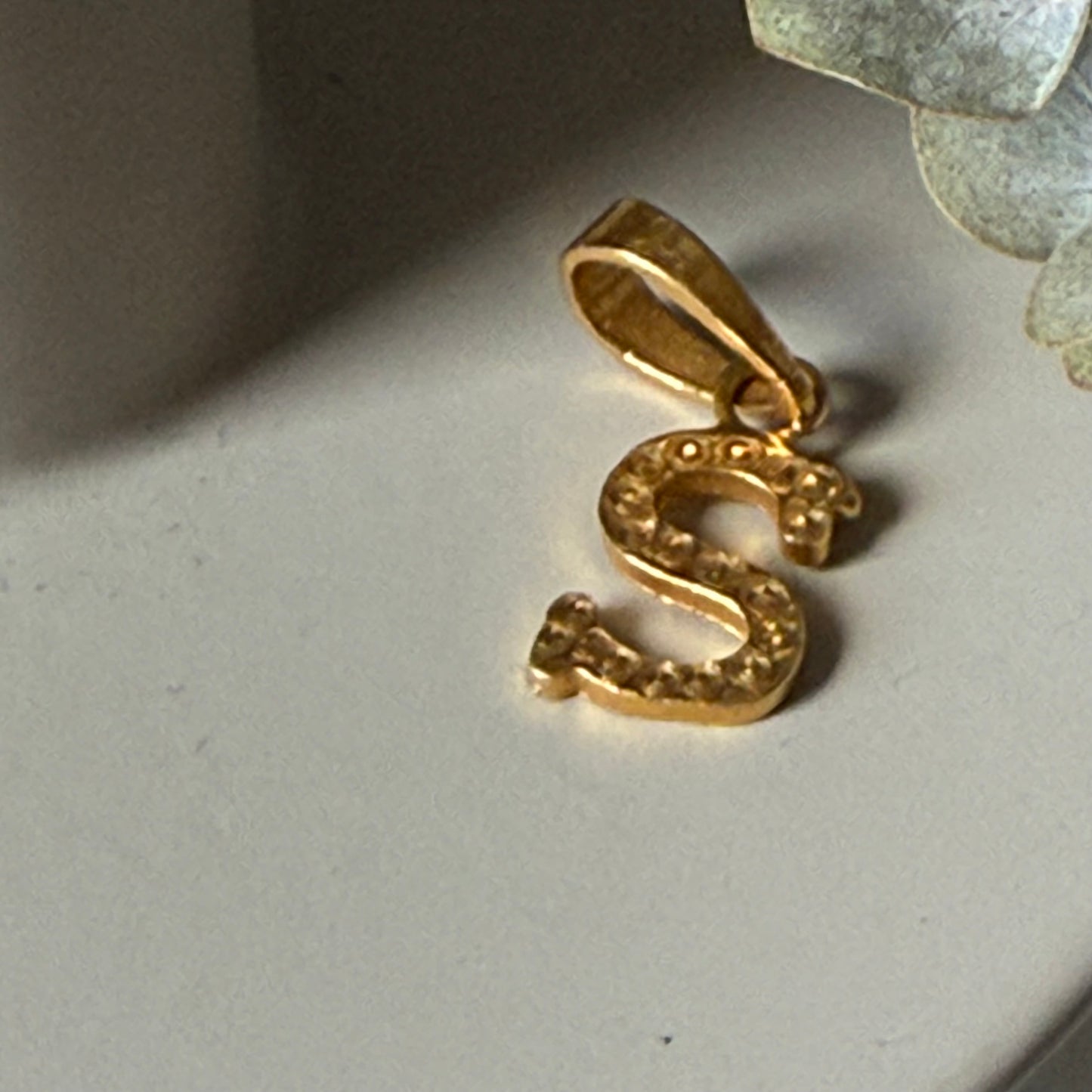 Pre-loved 22ct gold S pendant