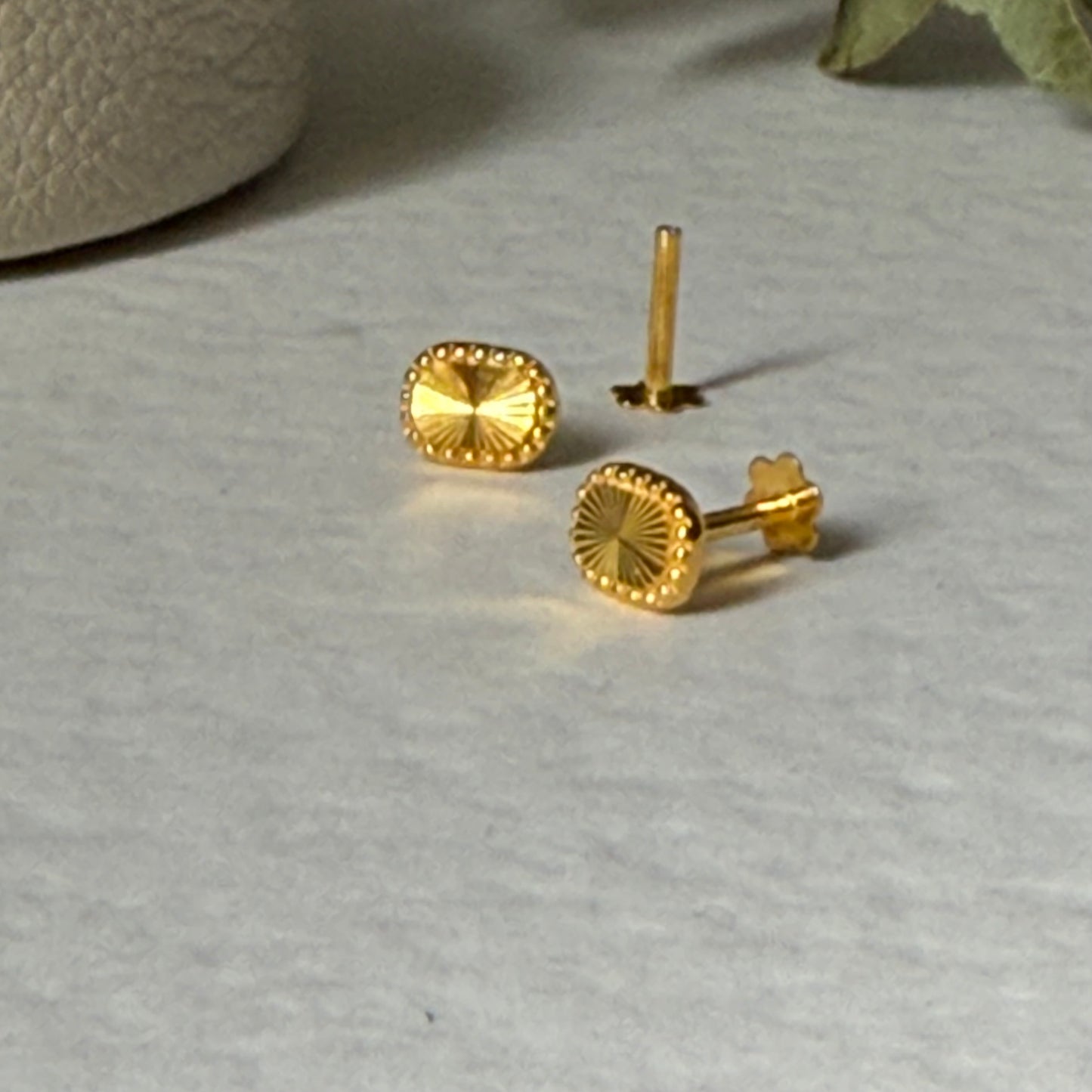 18ct gold biscuit stud pair