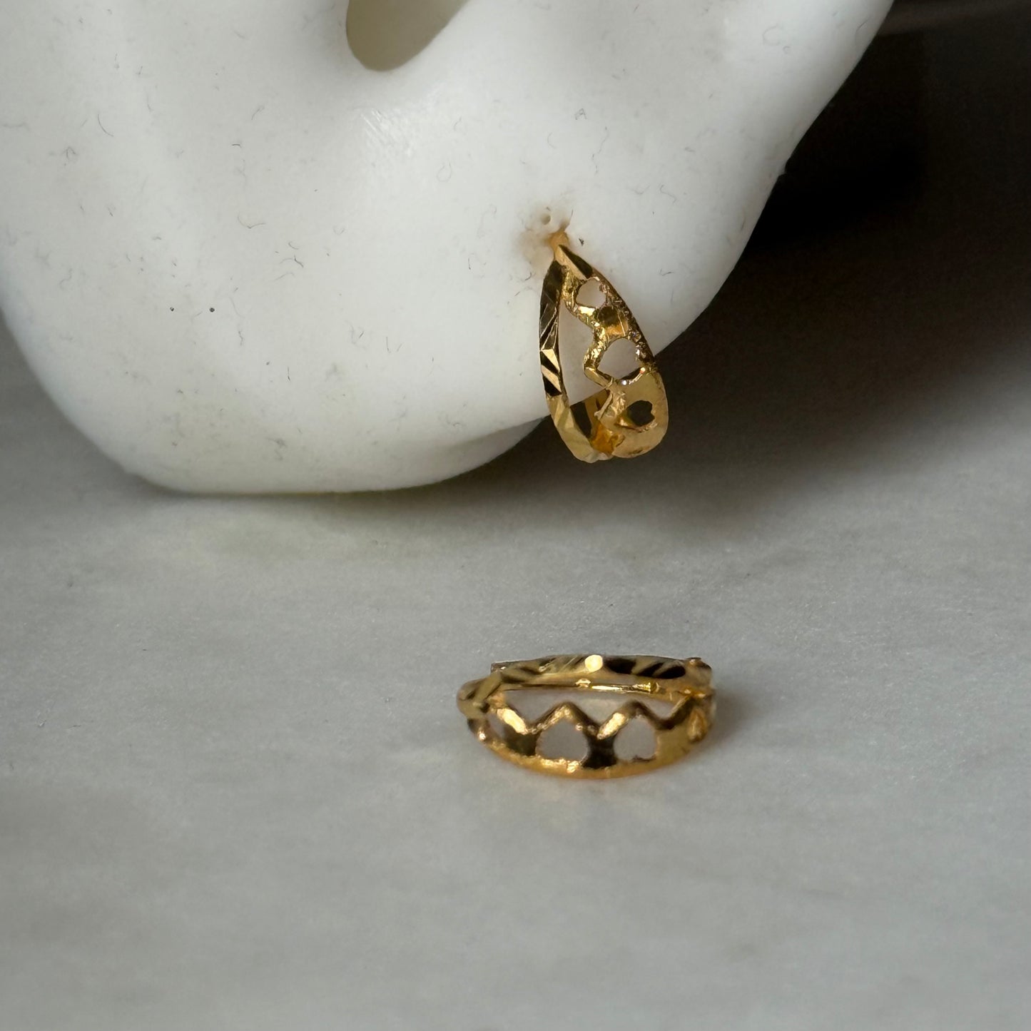 18ct gold carved Huggies | 8mm