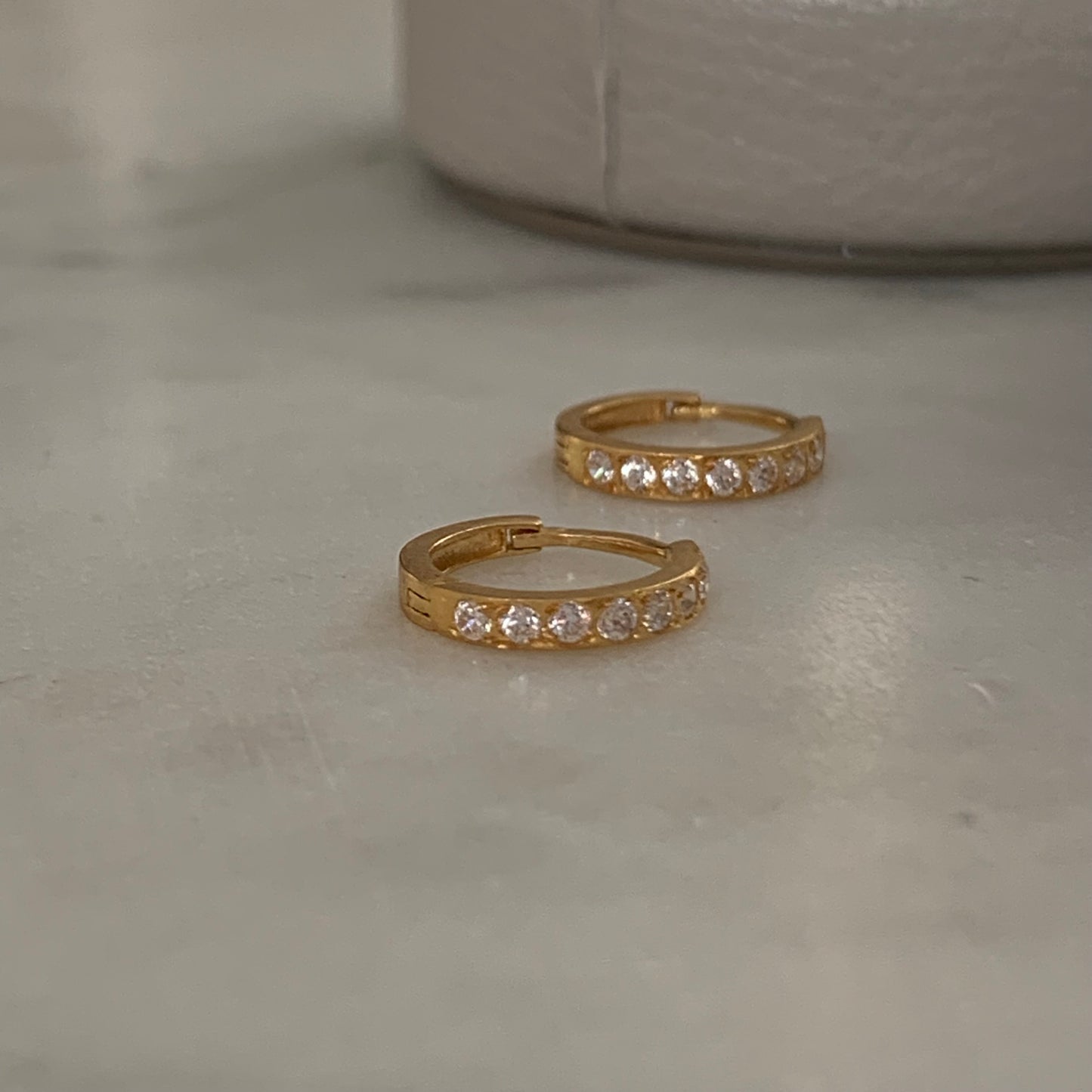 18ct Huggies | 8mm (1)