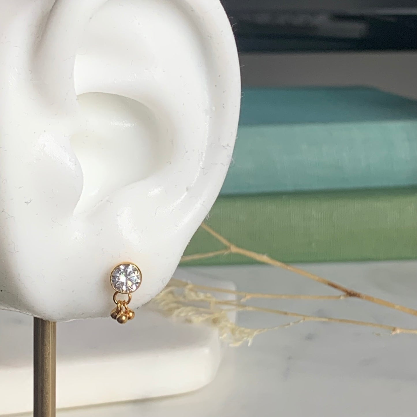 18ct Gold Single Dangly Stud