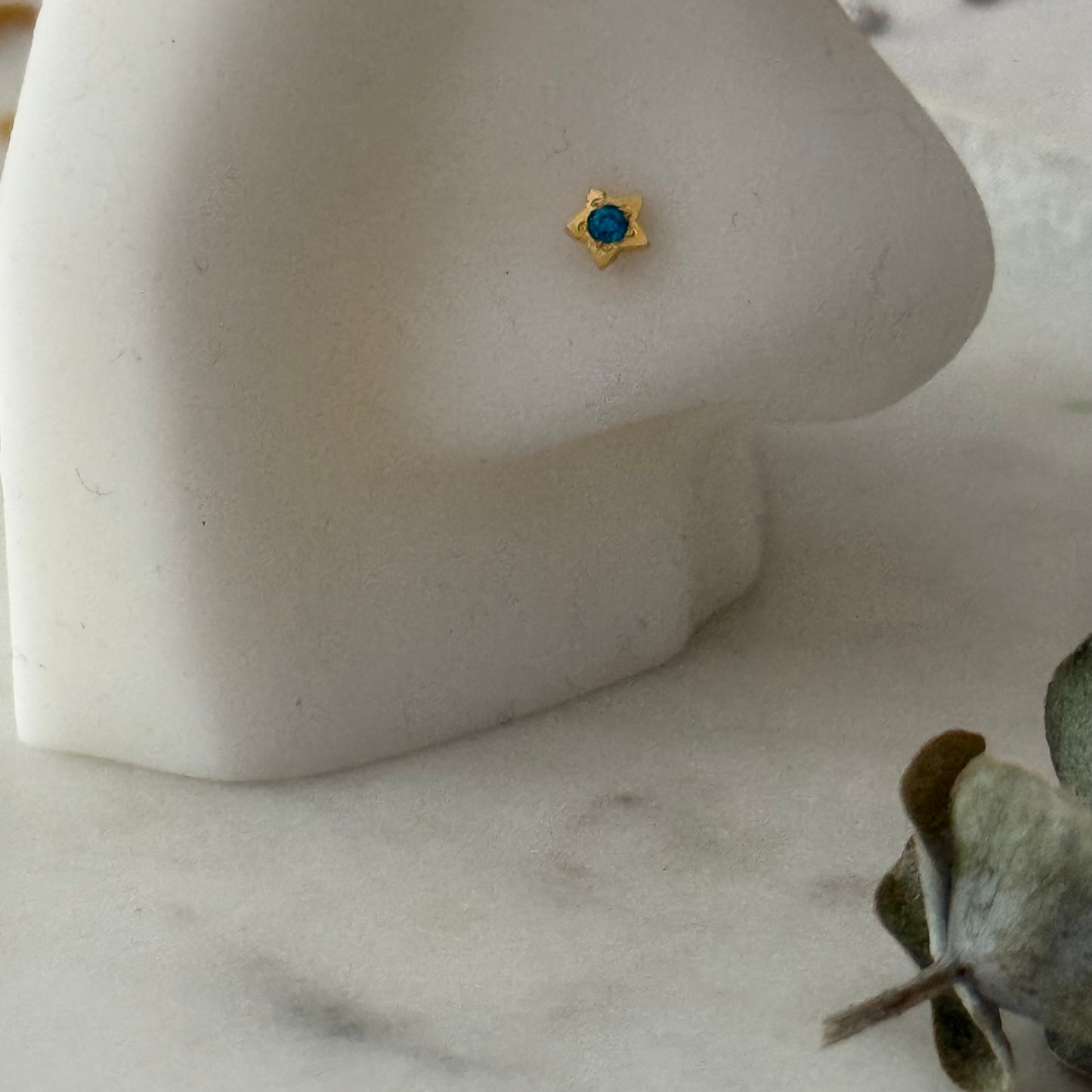 14ct gold single star stud