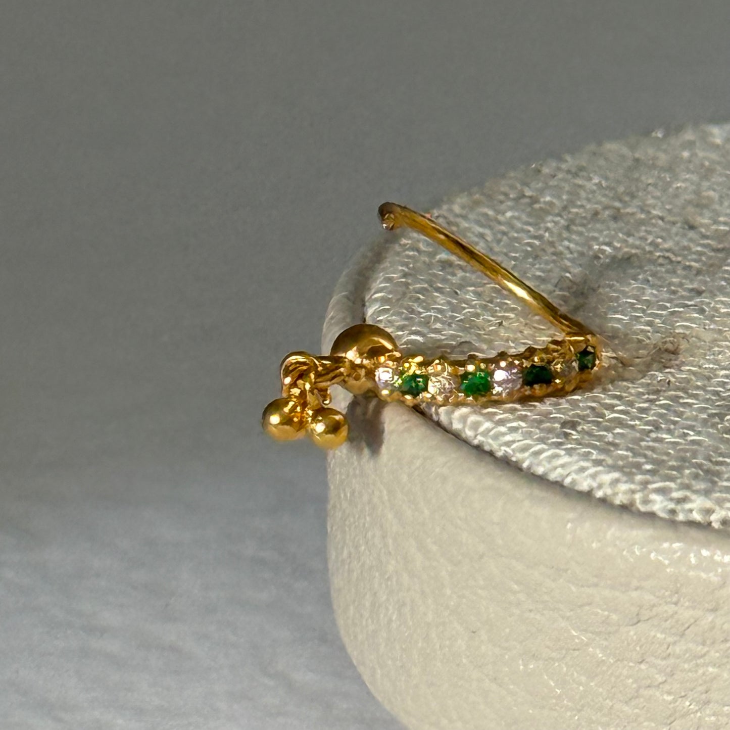 18ct gold single hoop | green