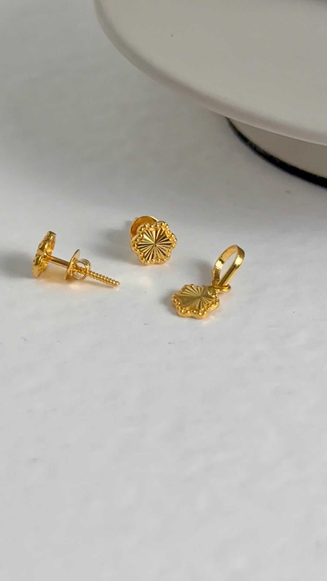 Petite floral pendant and studs (18ct)