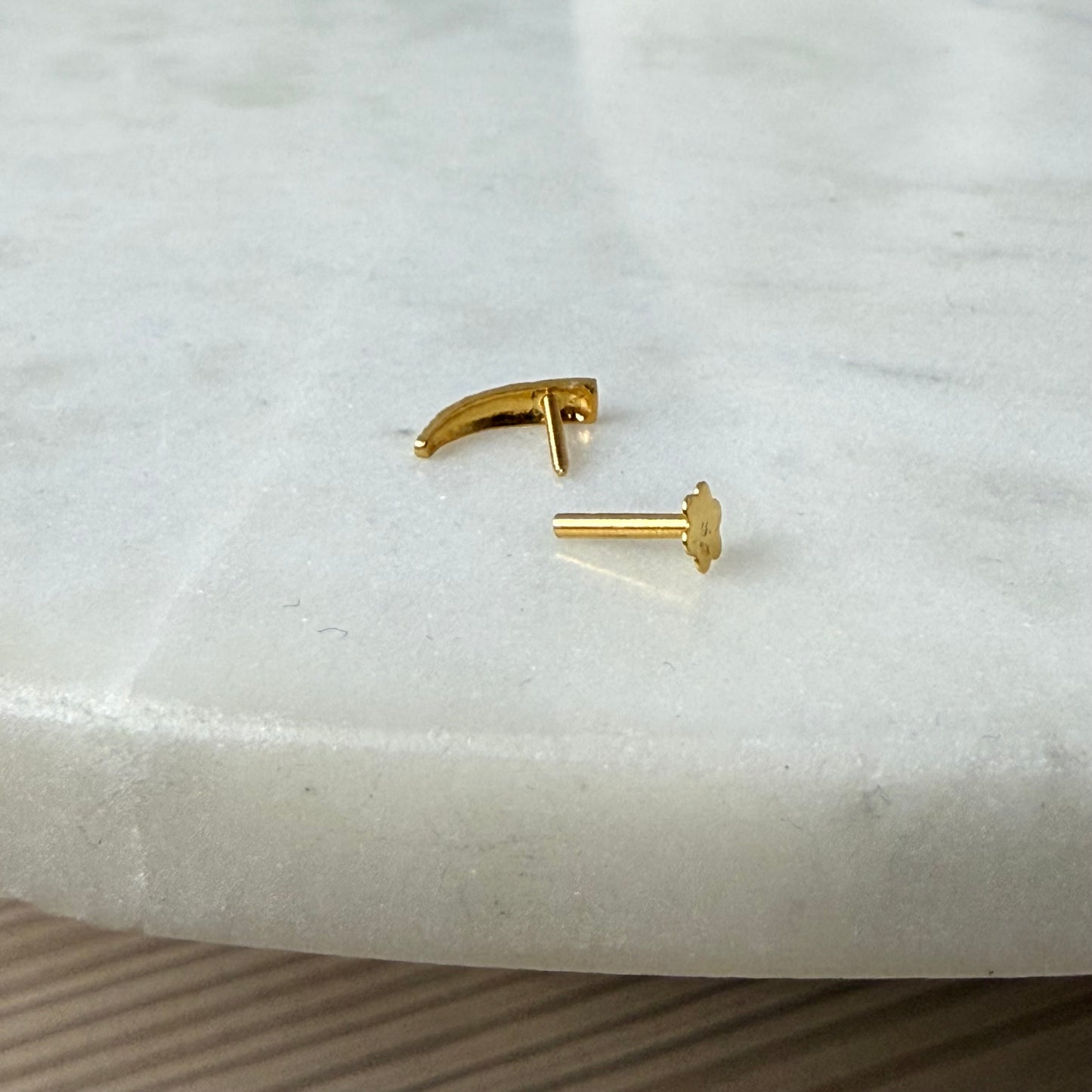 18ct gold nose stud