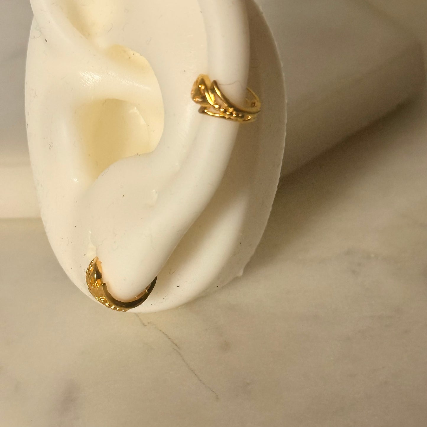 Foliage hoop, 18ct gold | 7mm