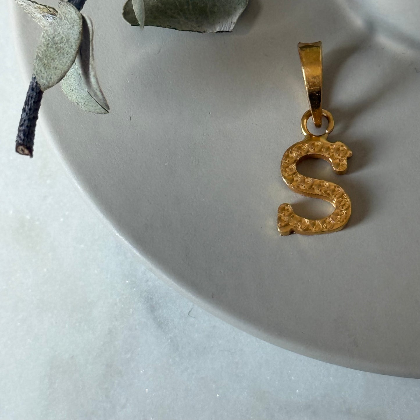 Pre-loved 22ct gold S pendant