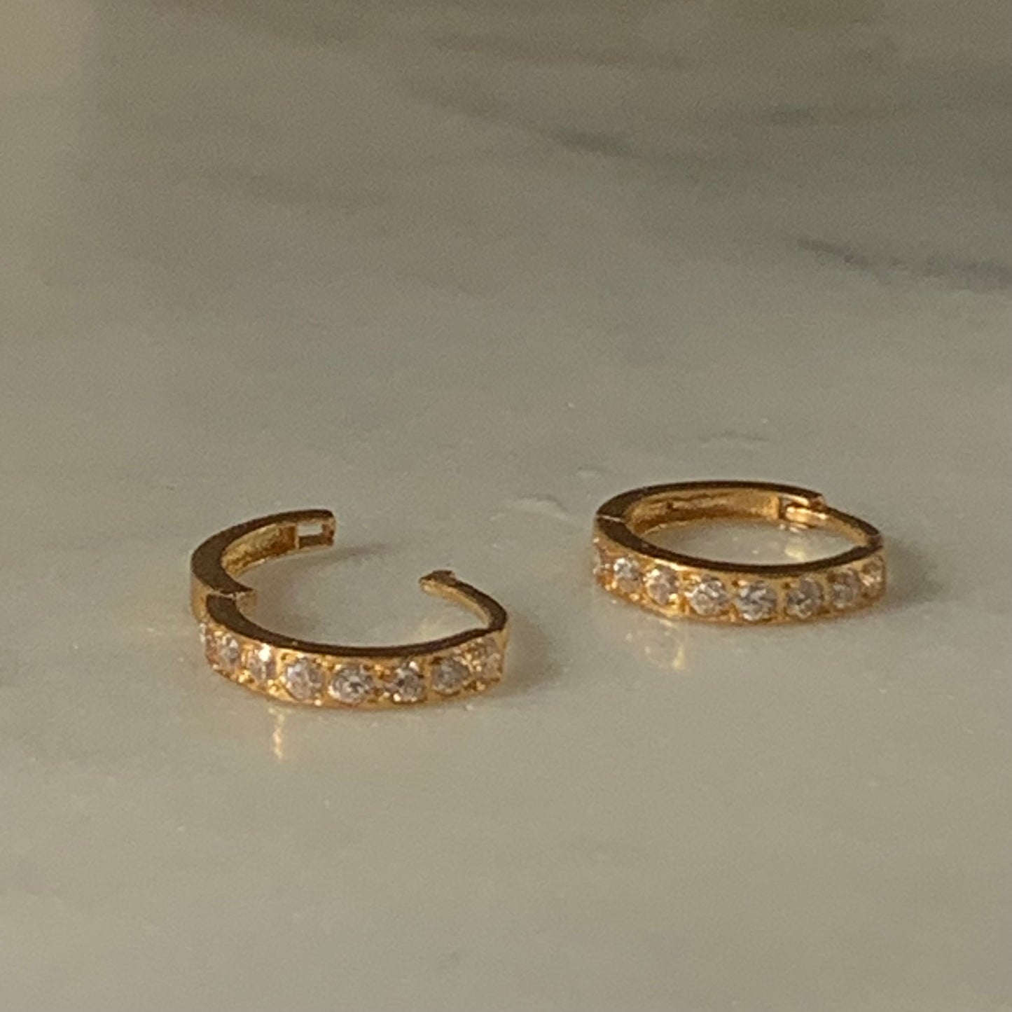 18ct Huggies | 8mm (1)