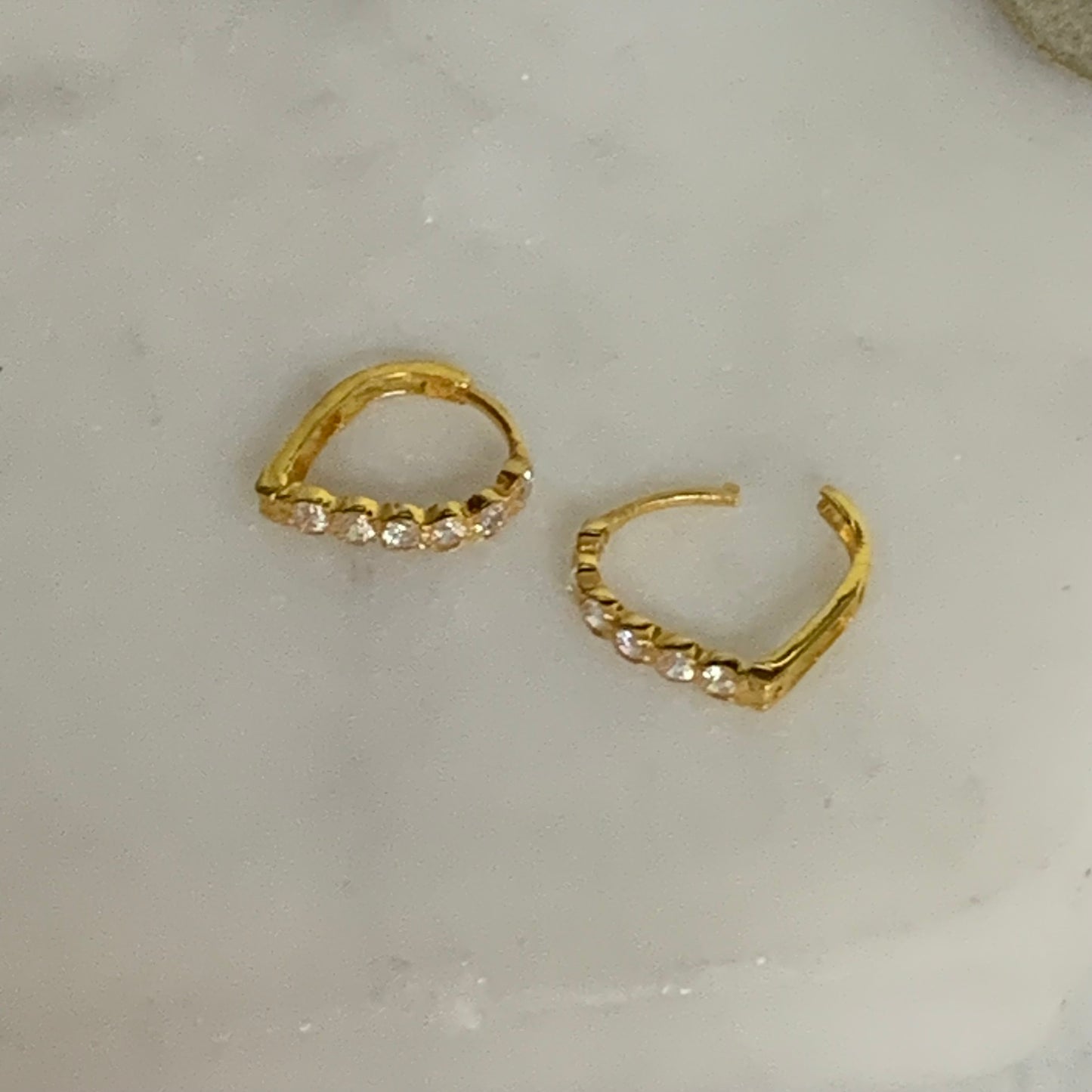 18ct Gold Heart Huggies | 8mm